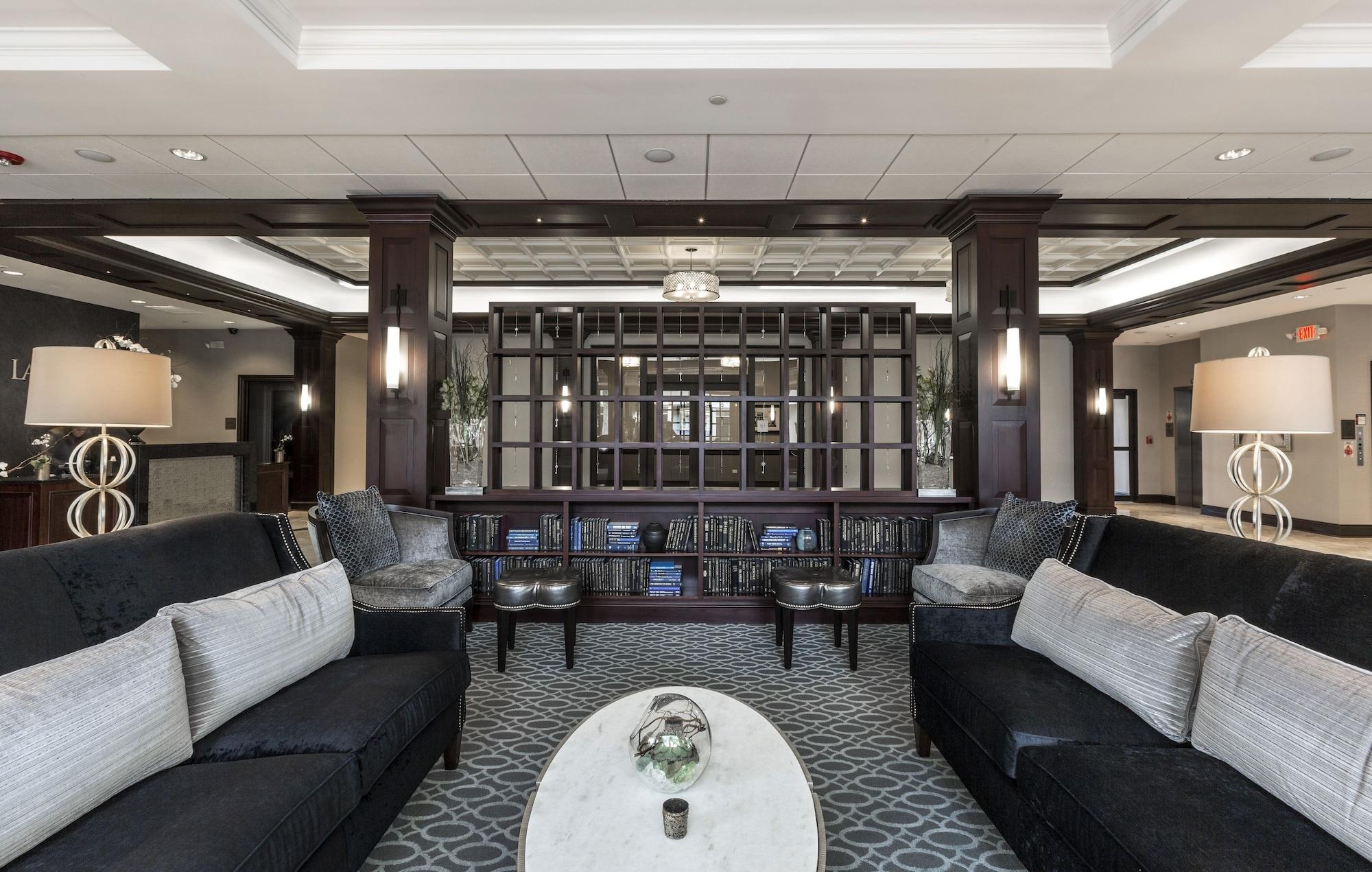 Vista Lobby La Banque Hotel
