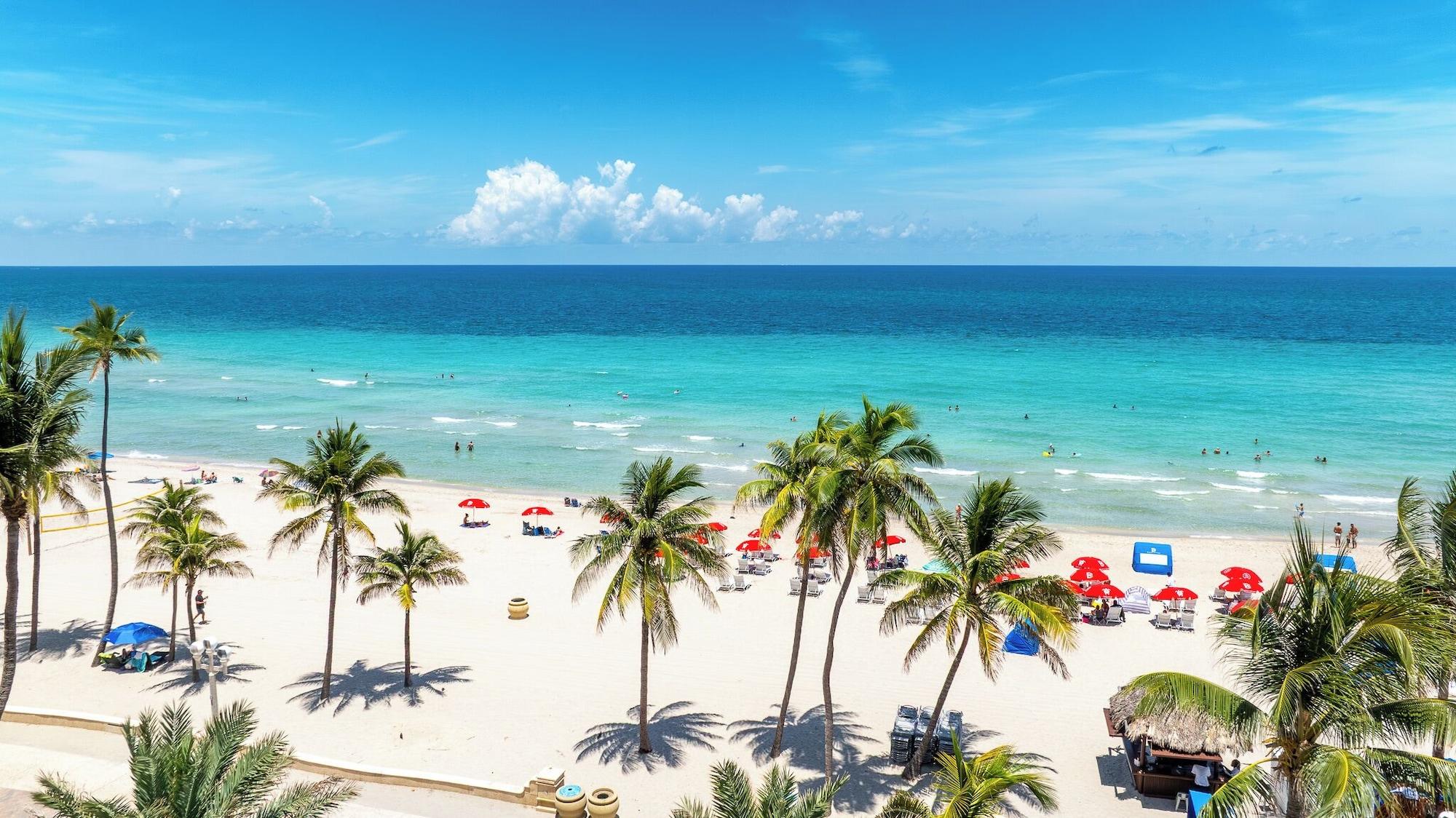 Vista Exterior The Pearl Beachside Apartments on Hollywood Beach Broadwalk