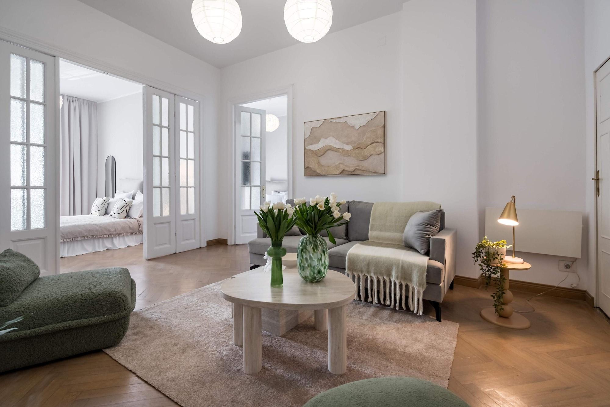Comodidades del Alojamiento Calea 3BR Victoriei Stunner - Two Living Rooms - Balconies on the Avenue