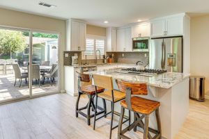 Alquiler Vacacional - Walk to Park & Aquatic Center: Airy Redding Home!