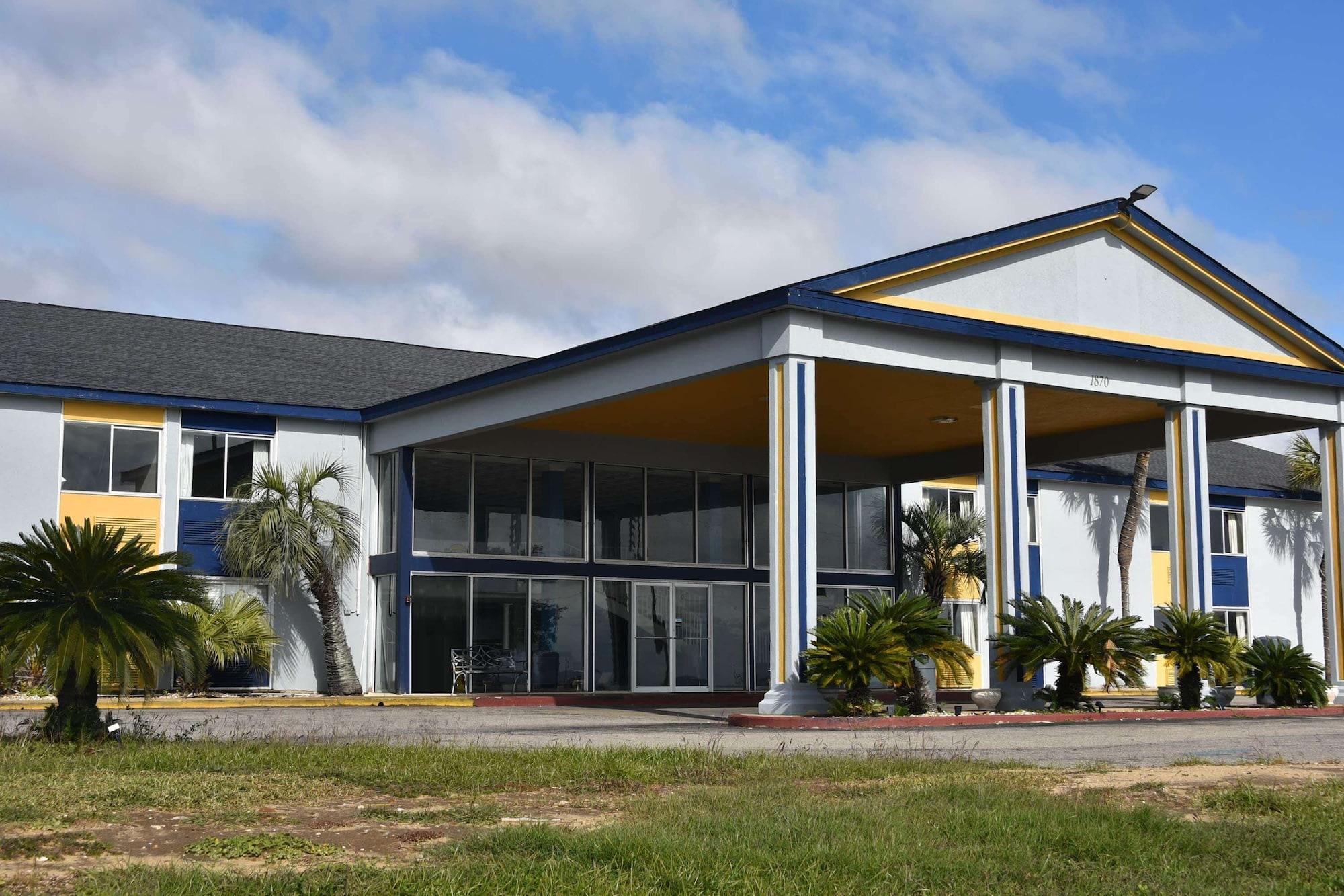 Vista Exterior Super 8 by Wyndham Biloxi