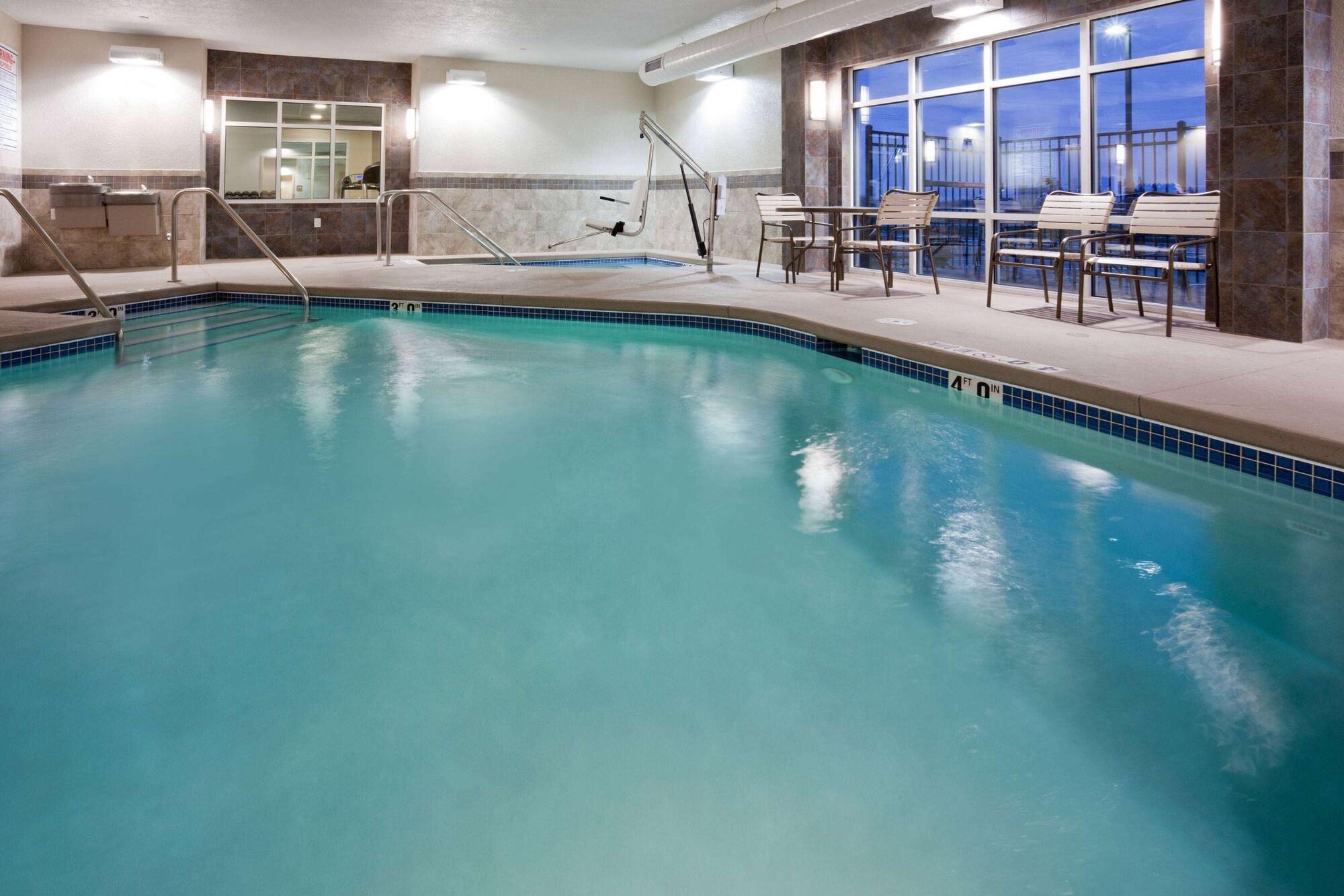 Vista Piscina AmericInn by Wyndham Waupun