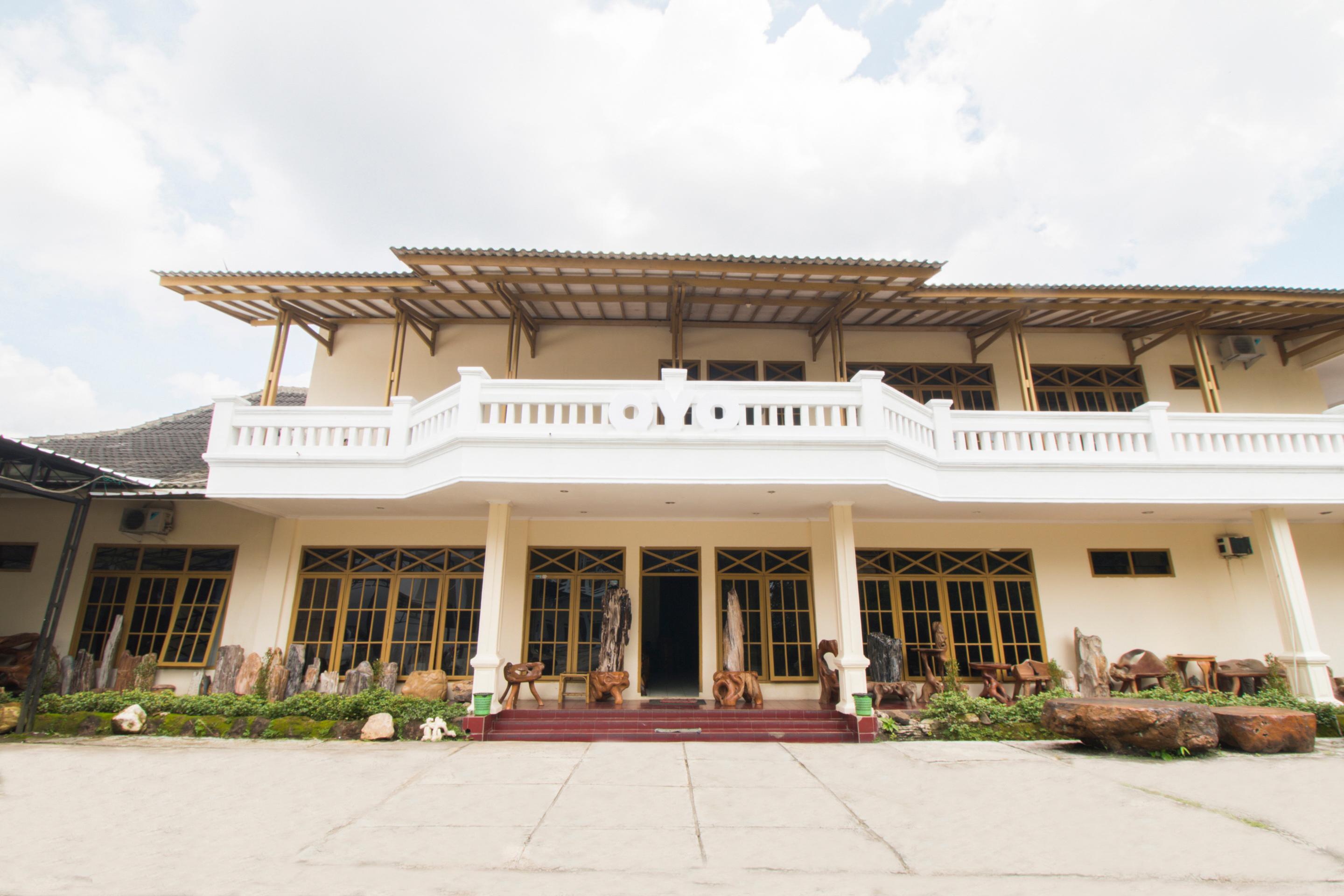 Varios OYO 688 Grand Pakidulan Hotel