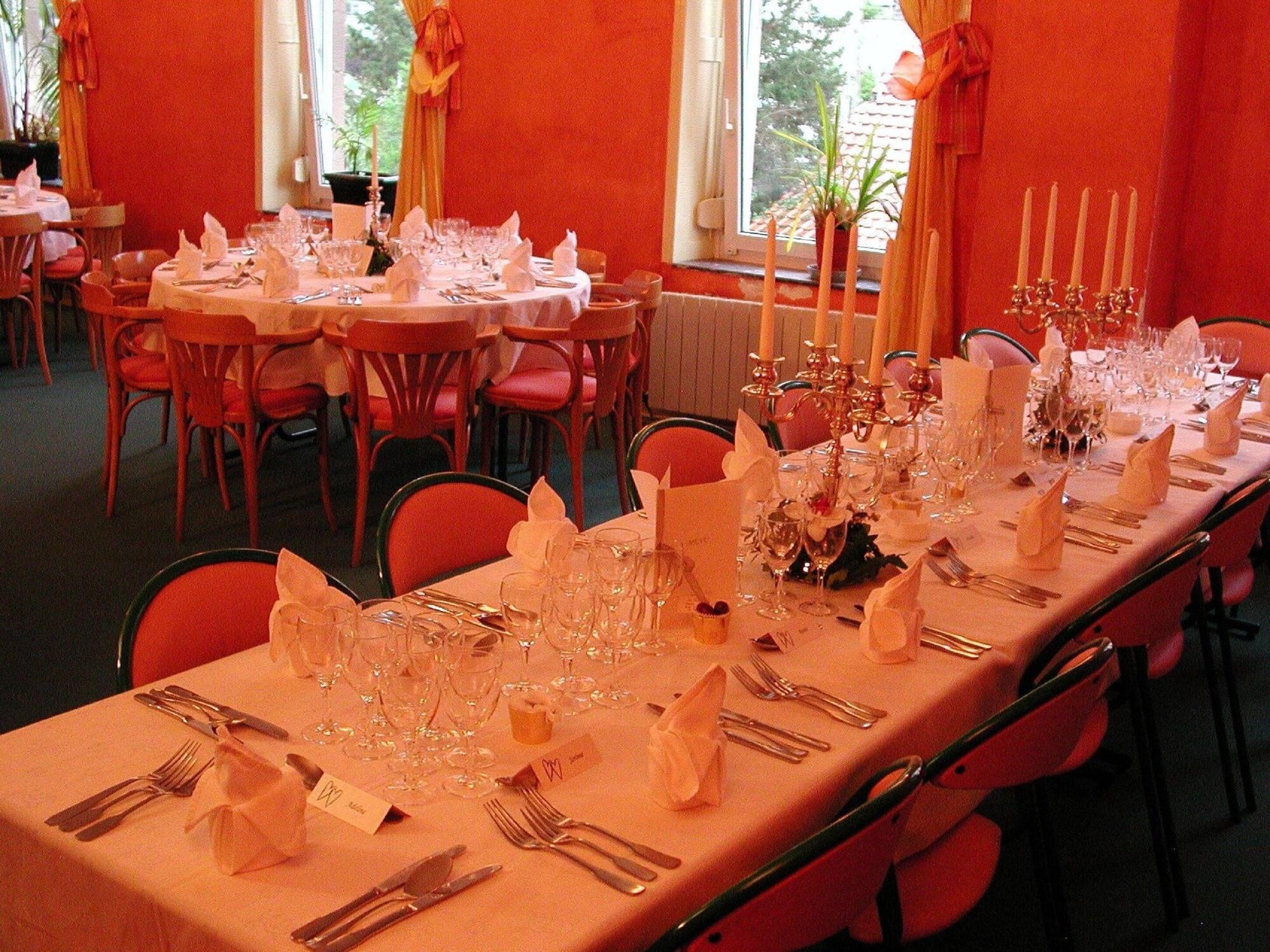 Salón de Baile Logis Hôtel Les Pages