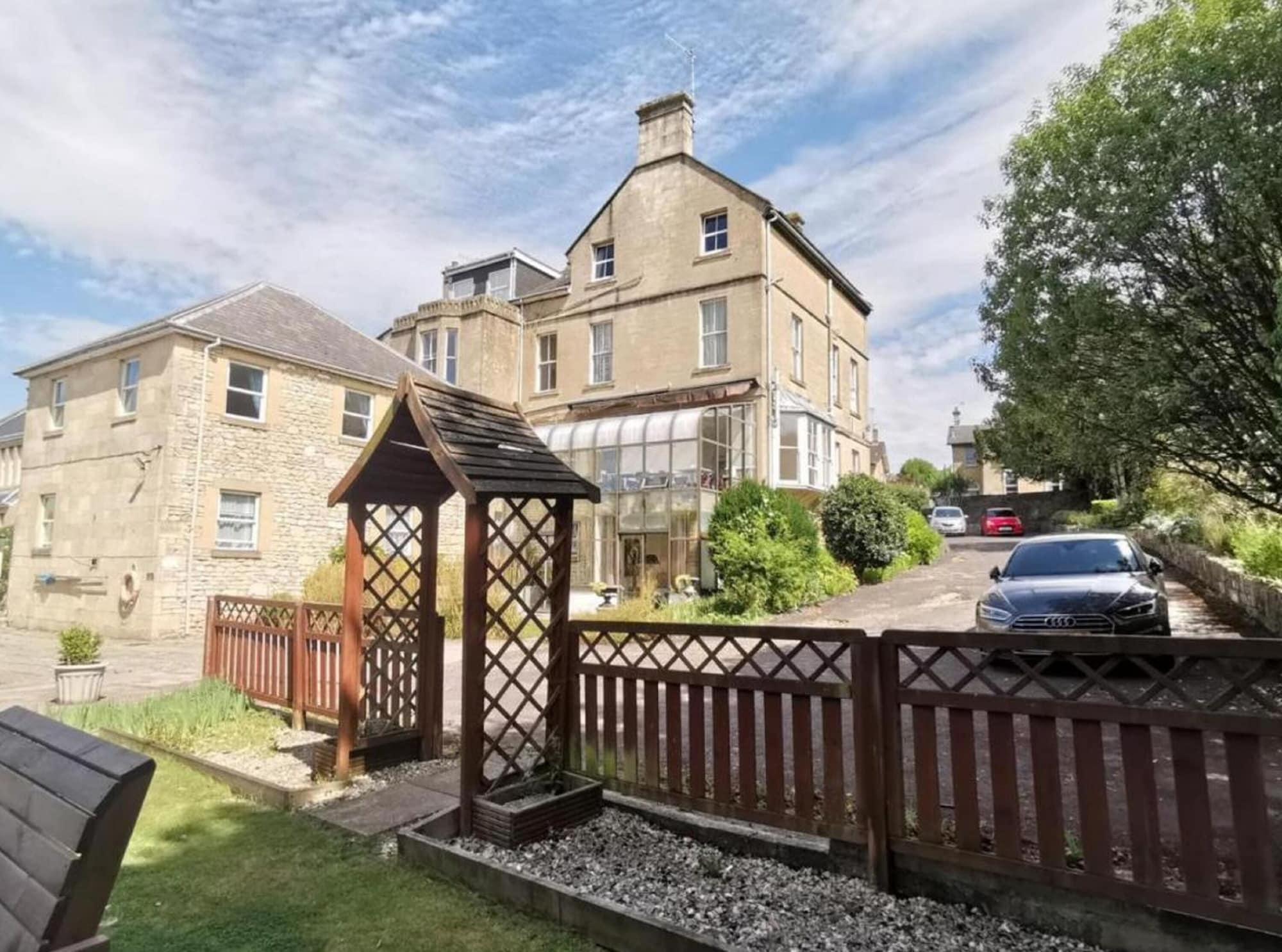 Varios Wentworth House Hotel