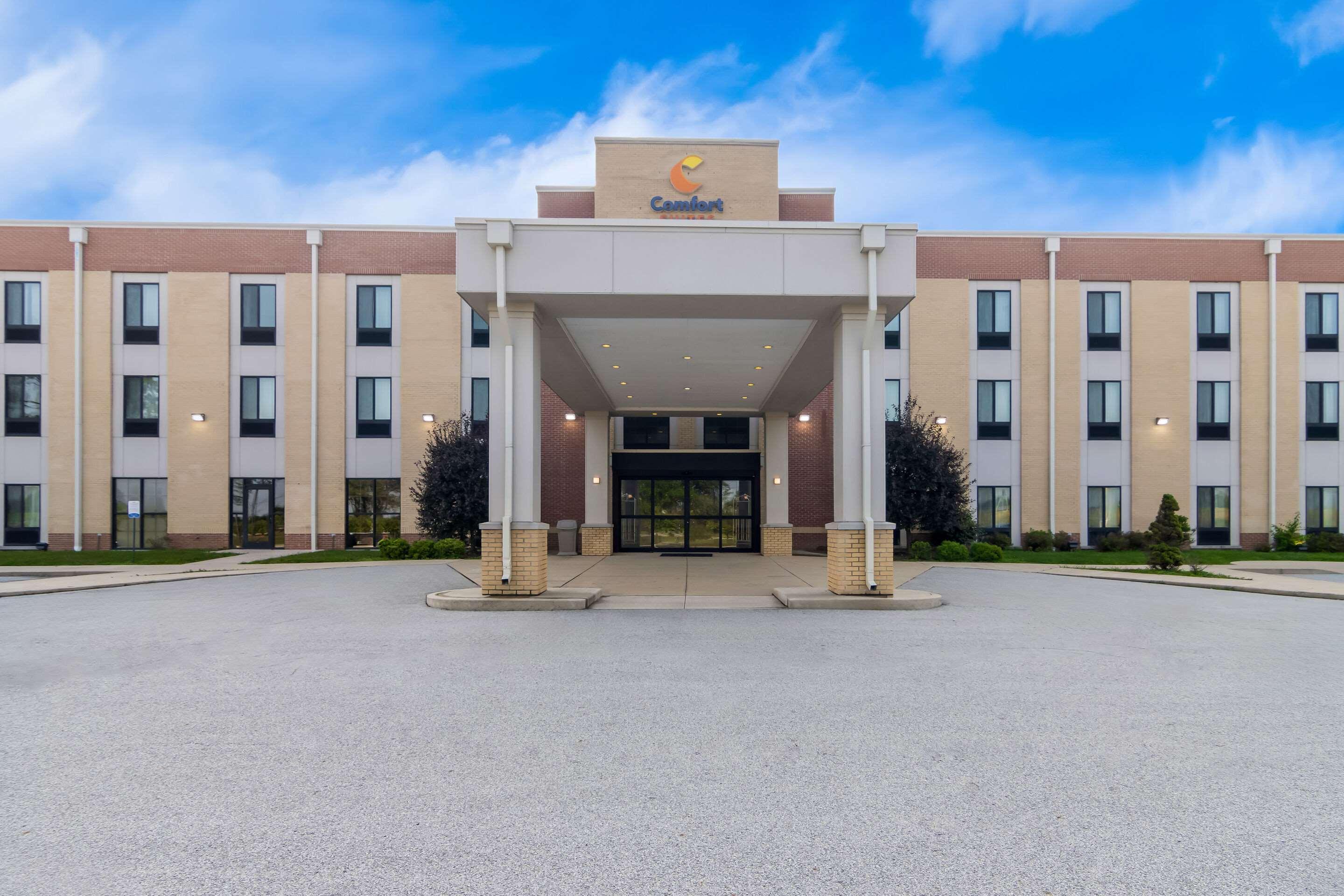 Vista Exterior Comfort Suites Rensselaer near Fair Oaks