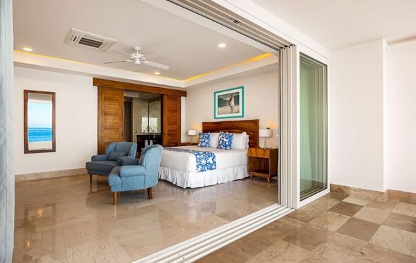 Exquisite Oceanfront Condo With Amazing Pool, Balcony & W/D - Hoteles de lujo en Puerto Vallarta, México