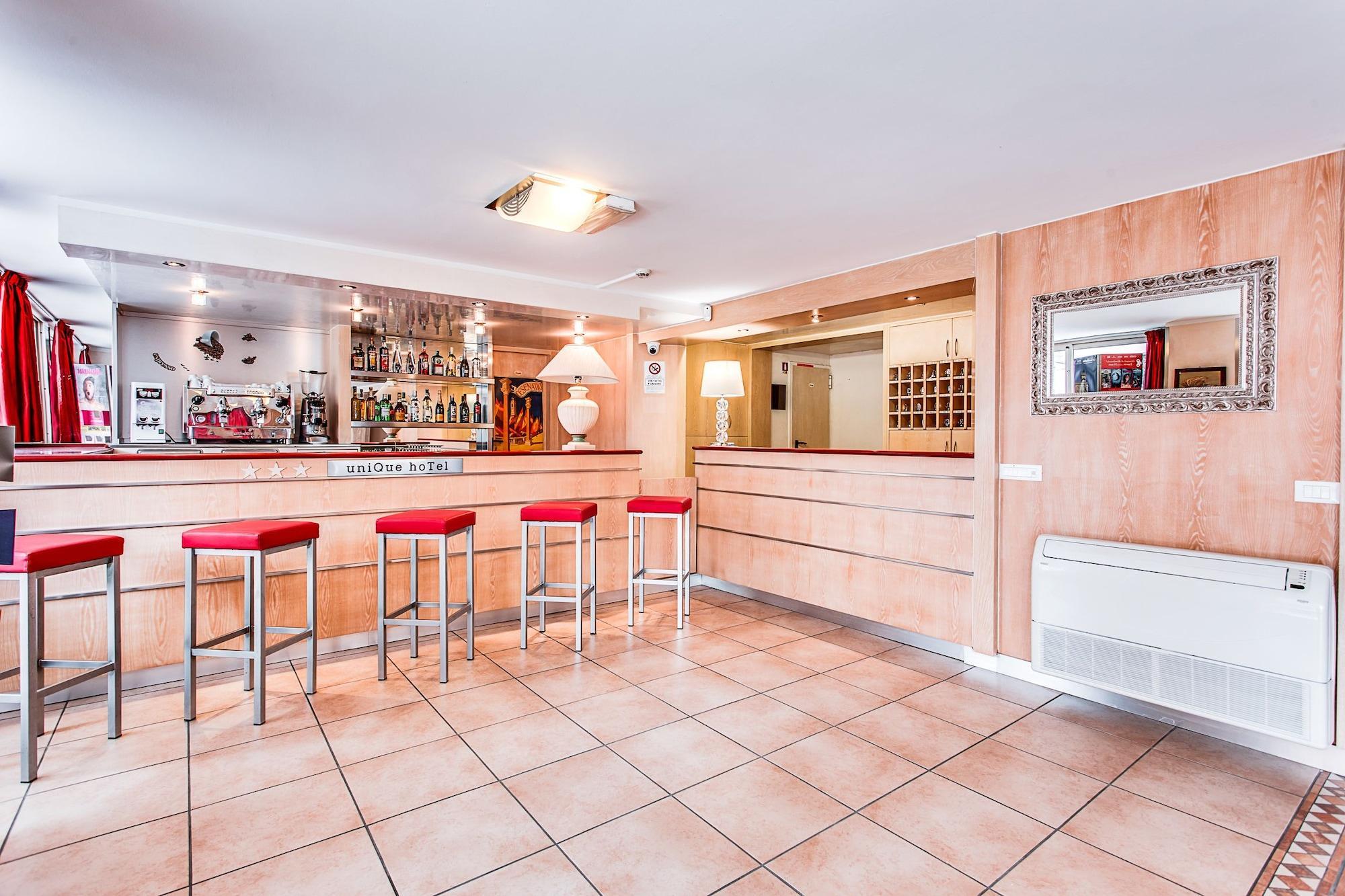 Bar/Salón Unique Hotel