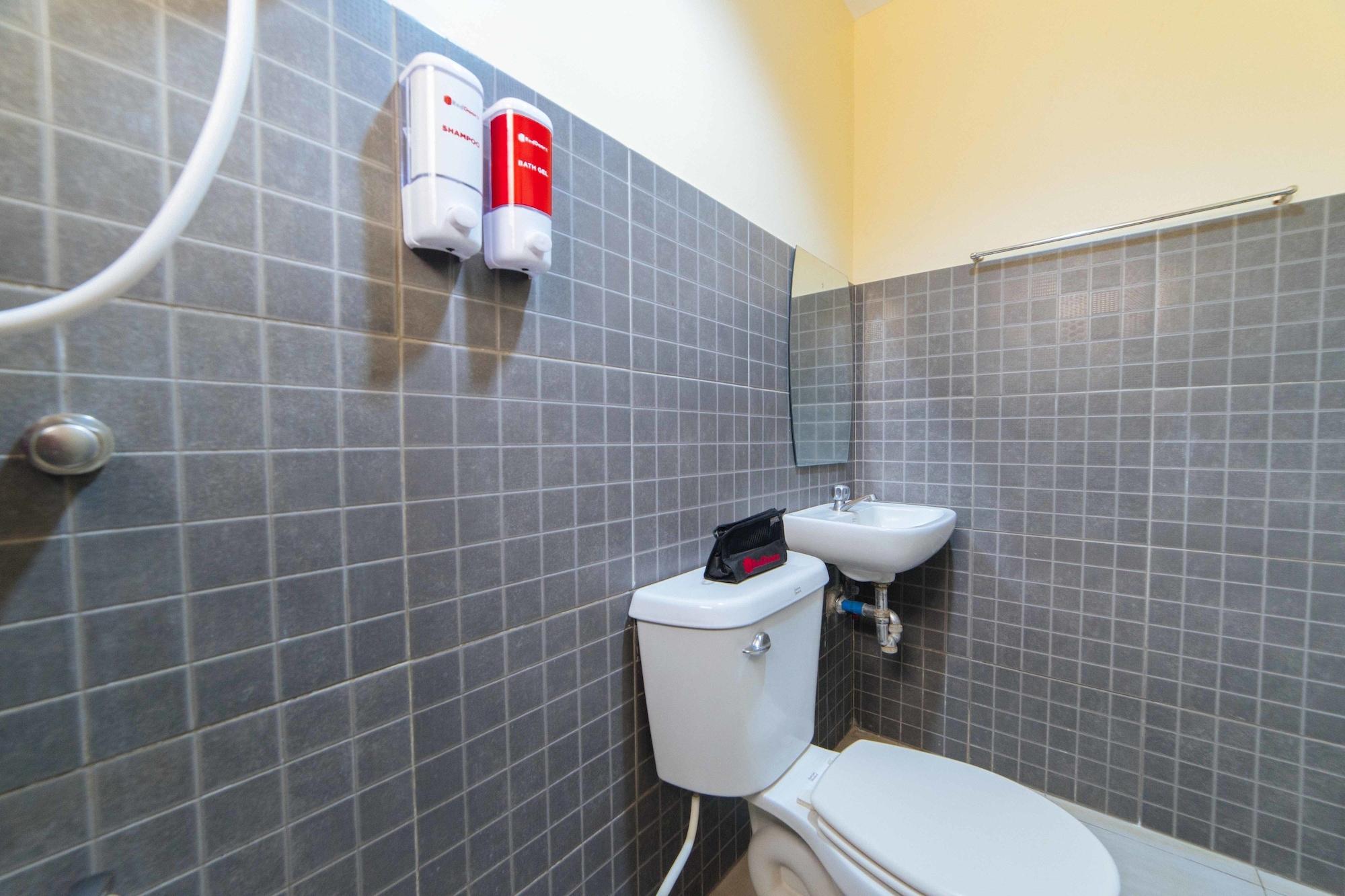 Equipamiento de Habitación RedDoorz near New Government Center