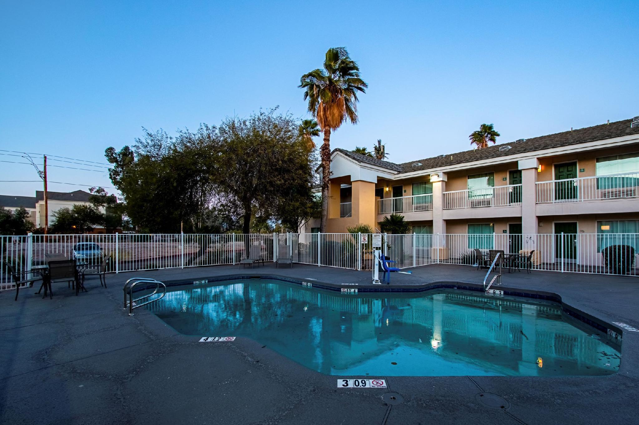 Playa HomeTowne Studios by Red Roof Phoenix - Black Canyon Highway