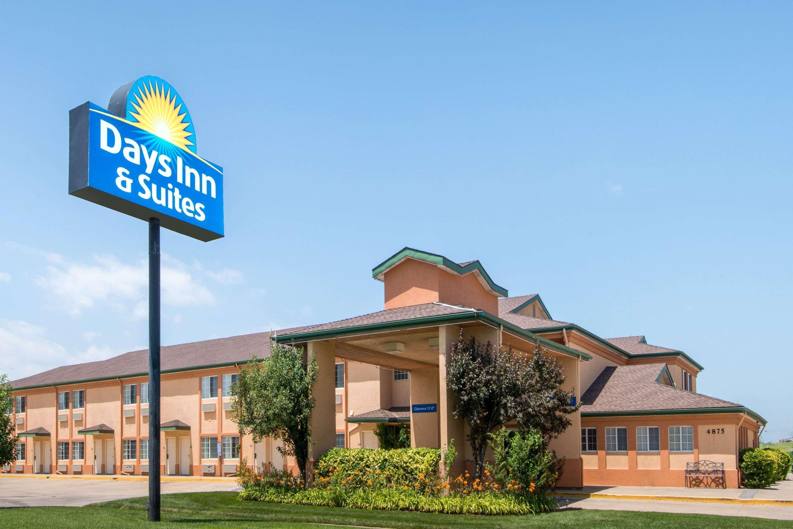 Vista Exterior Days Inn & Suites by Wyndham Wichita