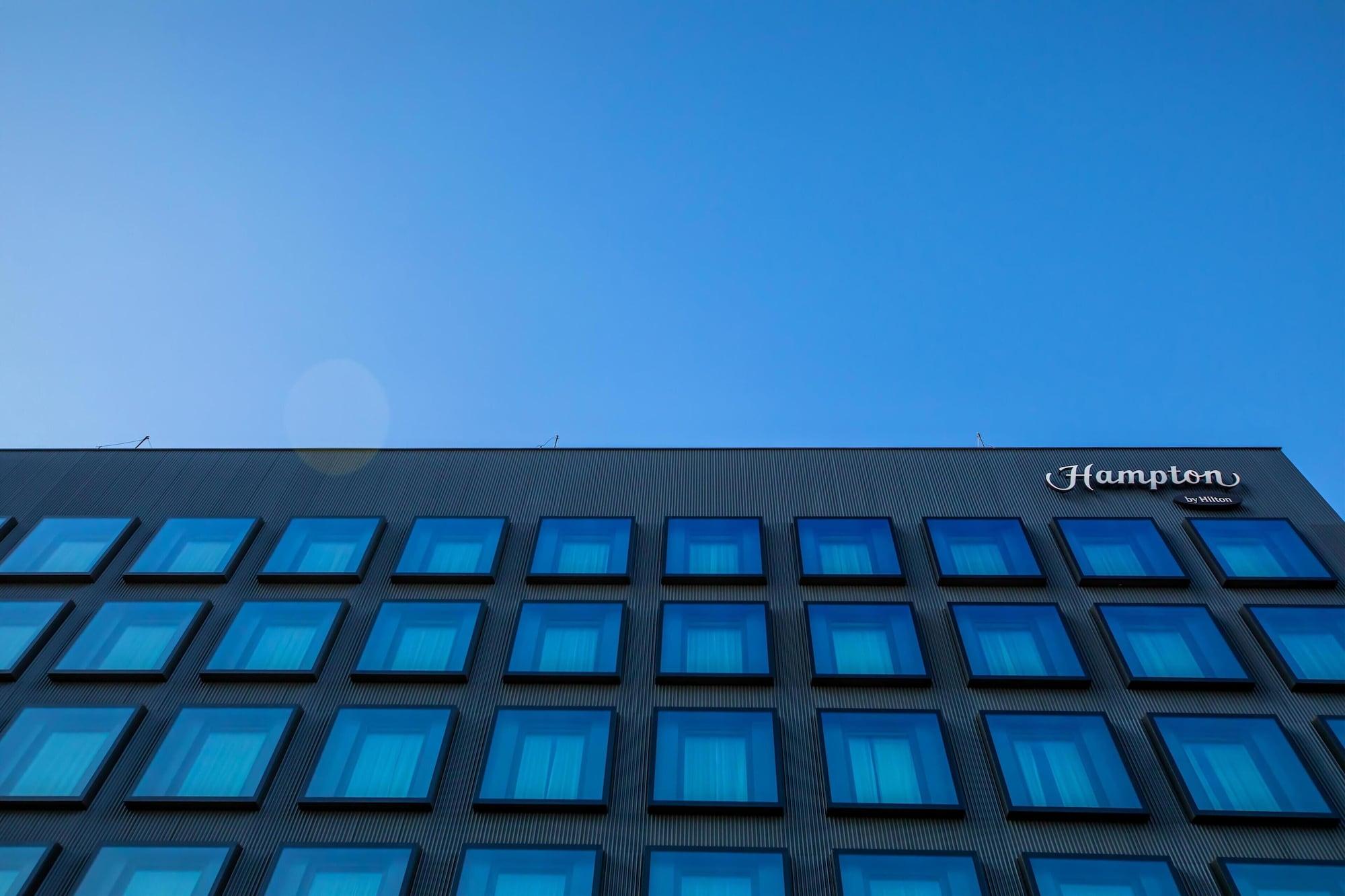Vista da fachada Hampton By Hilton Wroclaw Airport