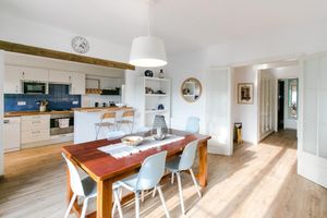 Alquiler Vacacional - Spacious 4BR apt, 150m to beach and restaurants & shops, fans, central heating