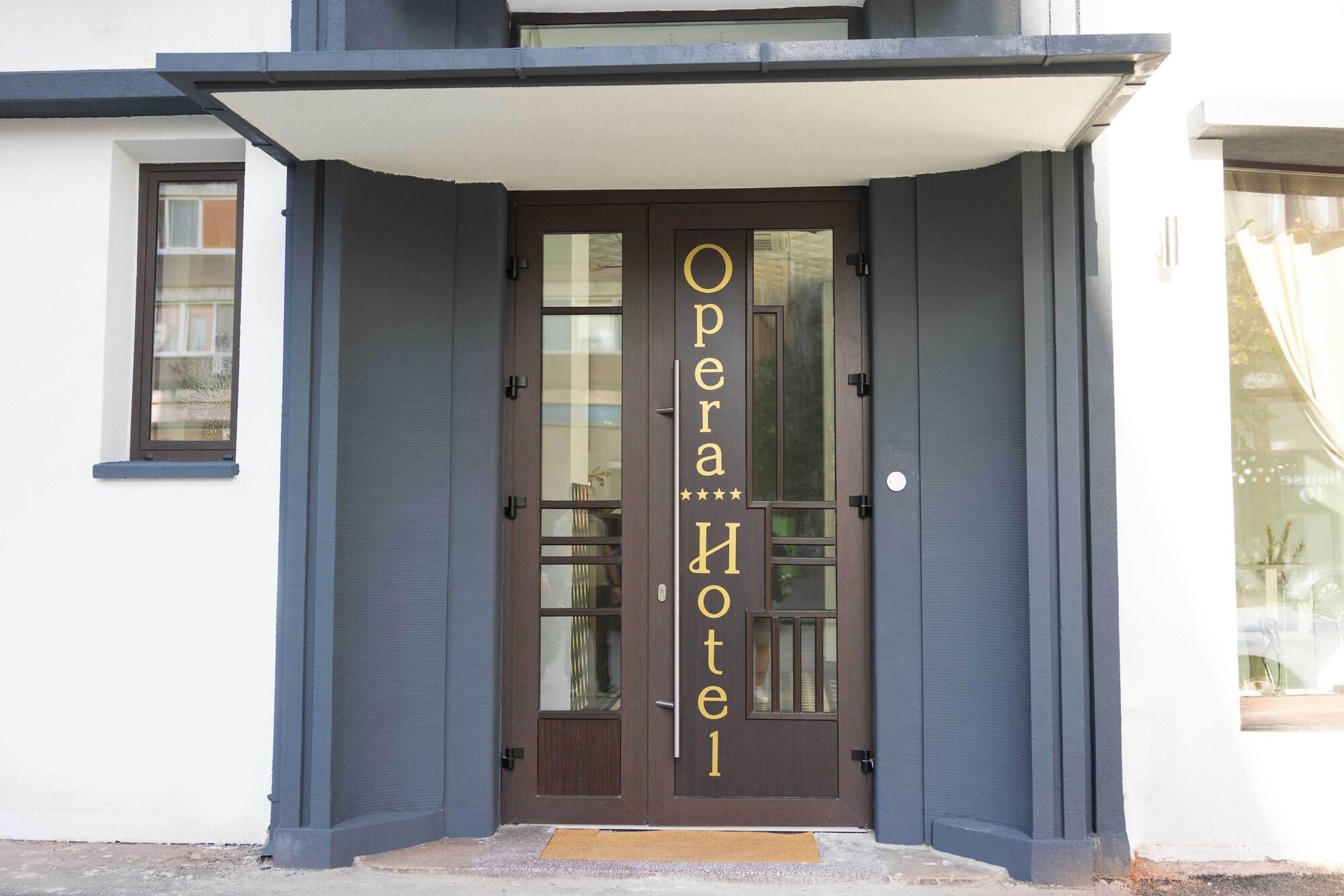 Vista Lobby Opera Hotel