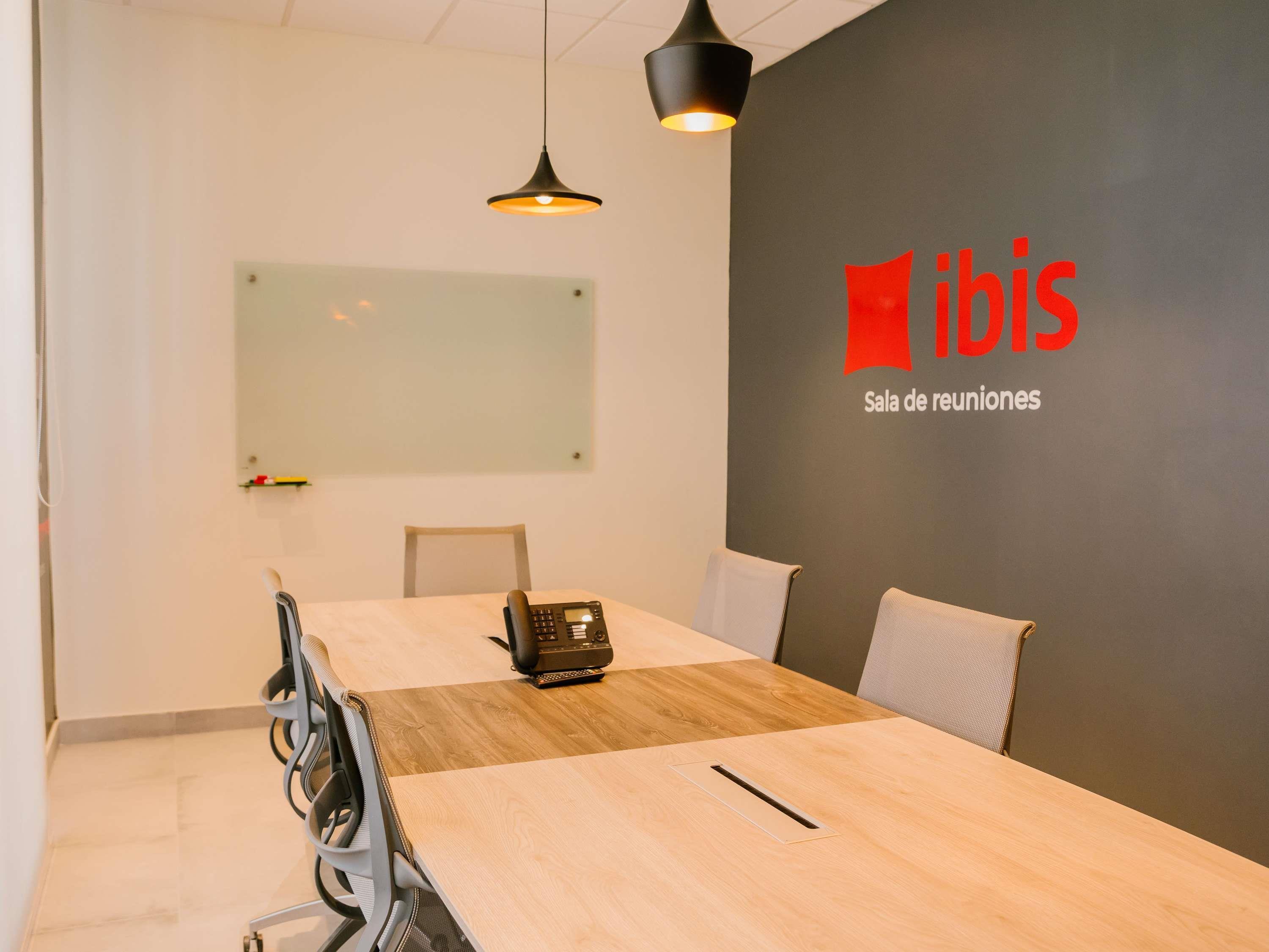 Centro de Negocios Hotel Ibis Trujillo