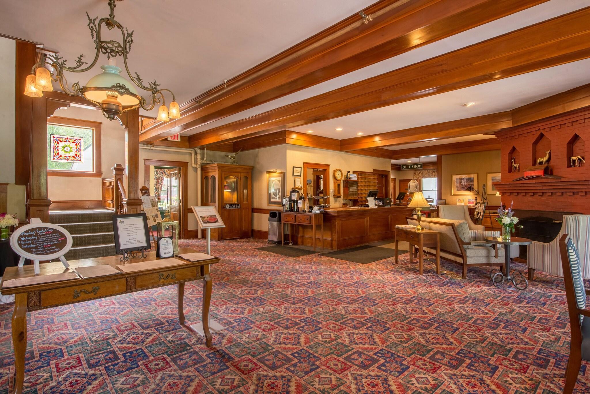 Vista Lobby Eagle Mountain House & Golf Club