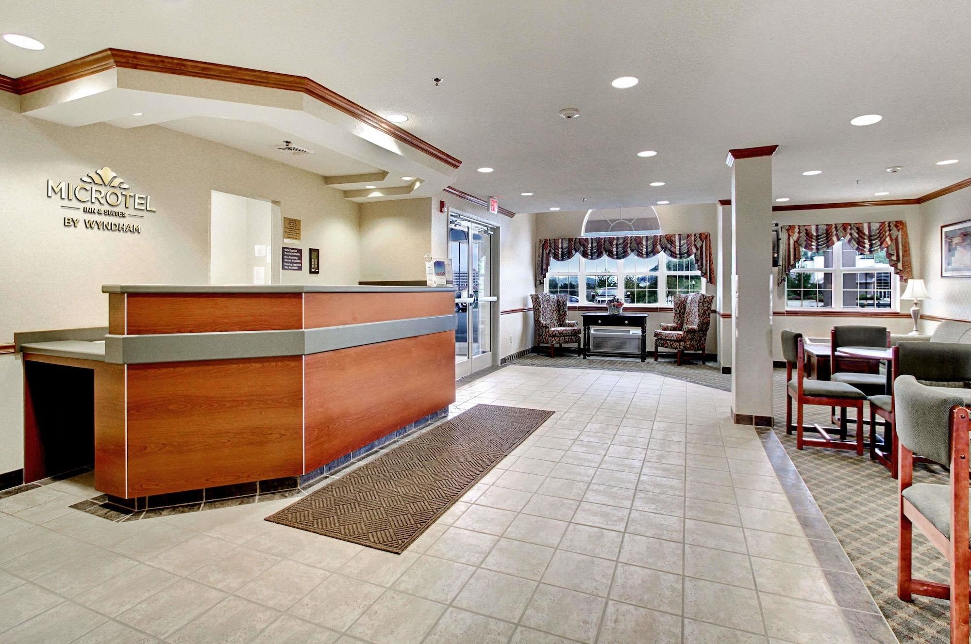 Vista Lobby Microtel Inn & Suites by Wyndham Bridgeport
