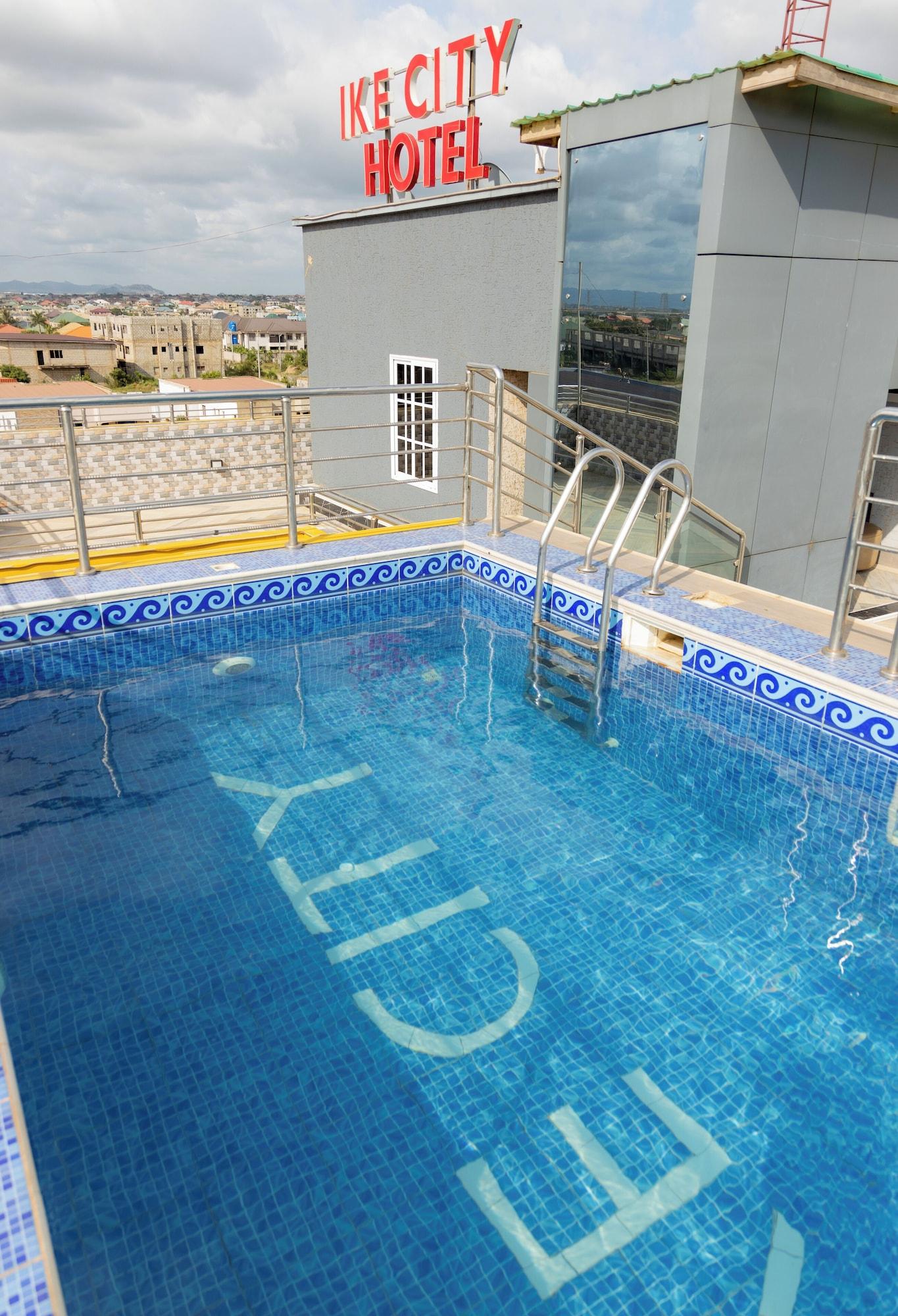 Vista Piscina IKE CITY Hotel