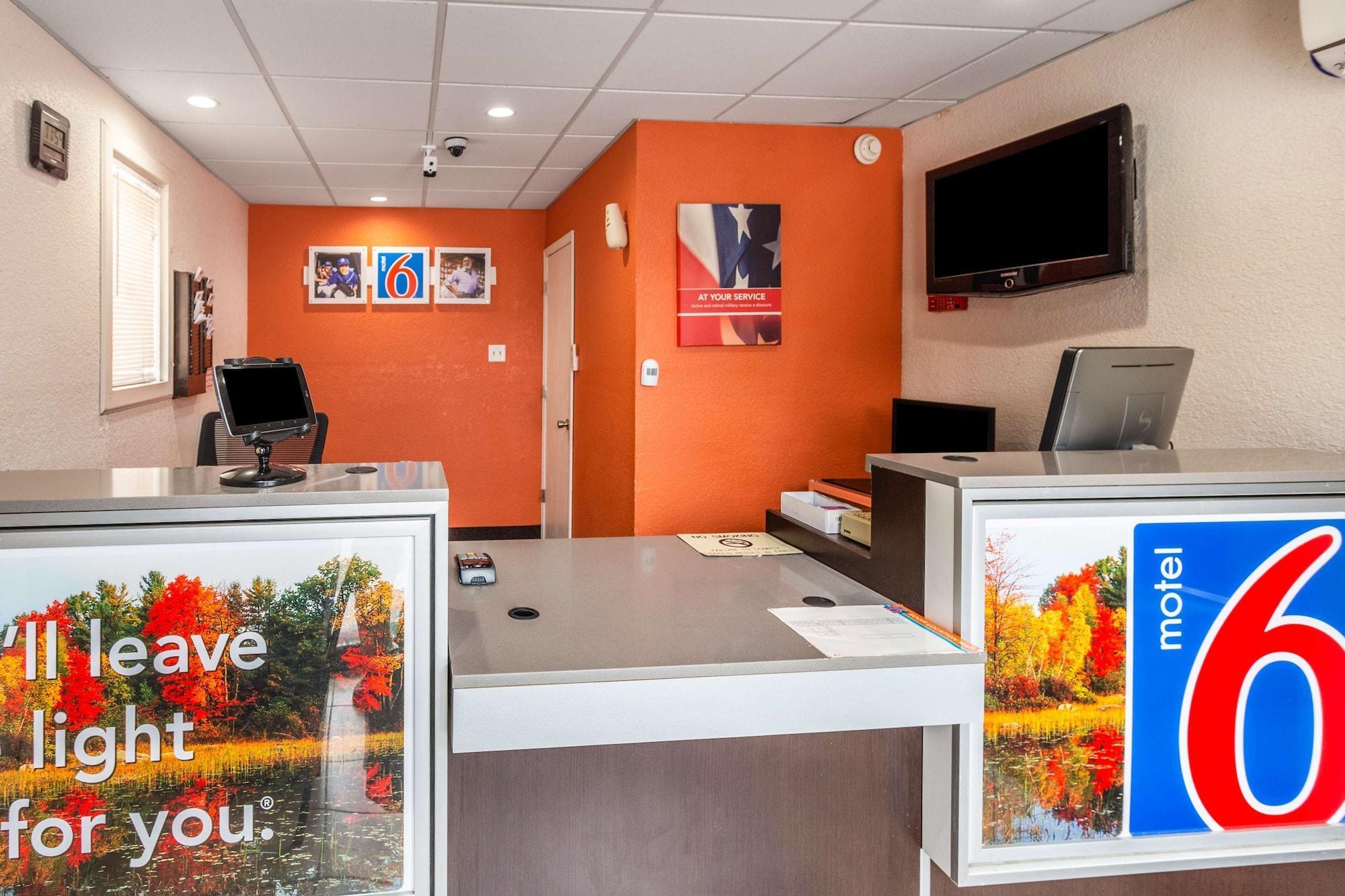 Vista Lobby Motel 6 Huntington, WV