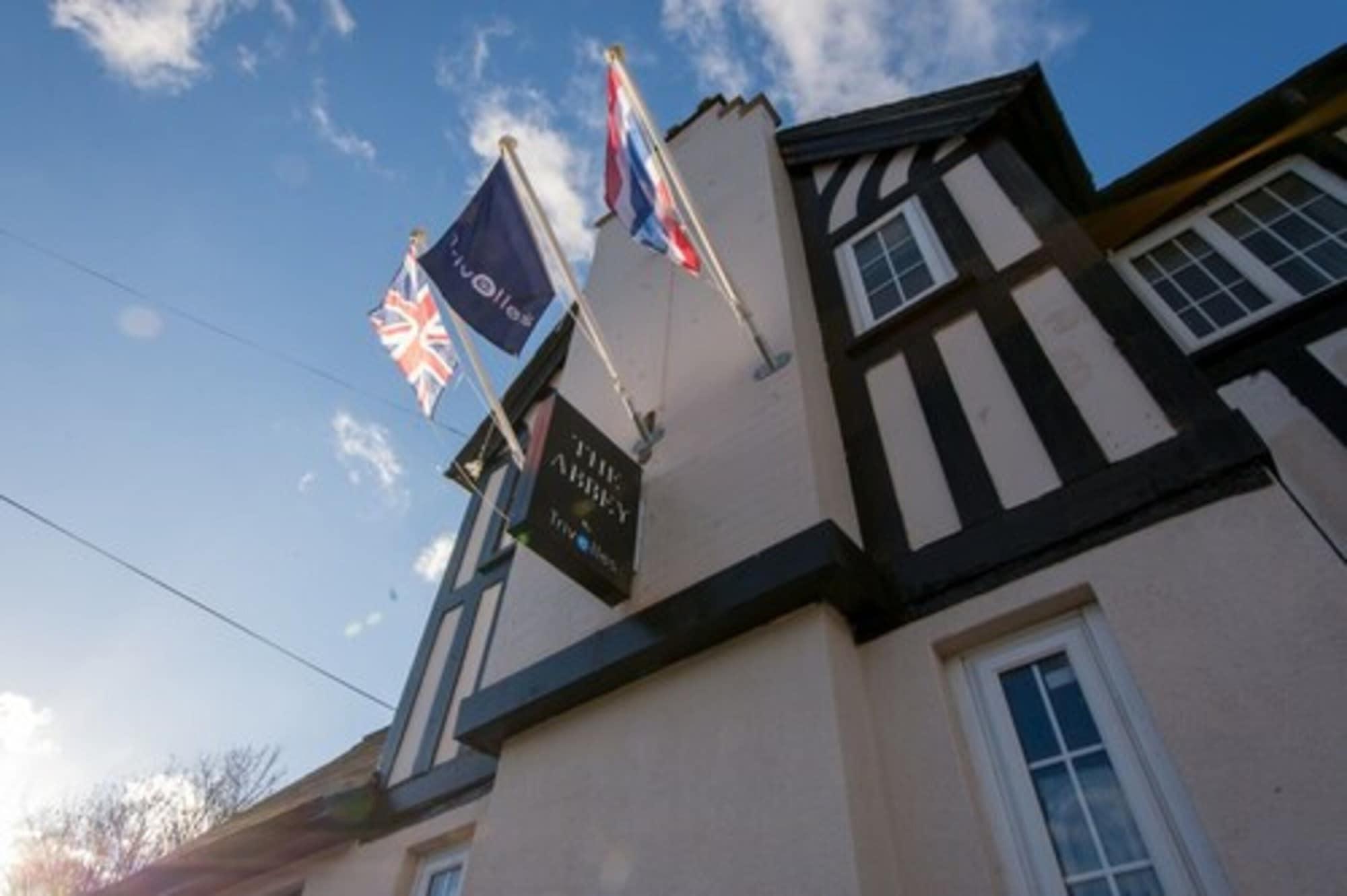 Vista Exterior Abbey Hotel by Trivelles