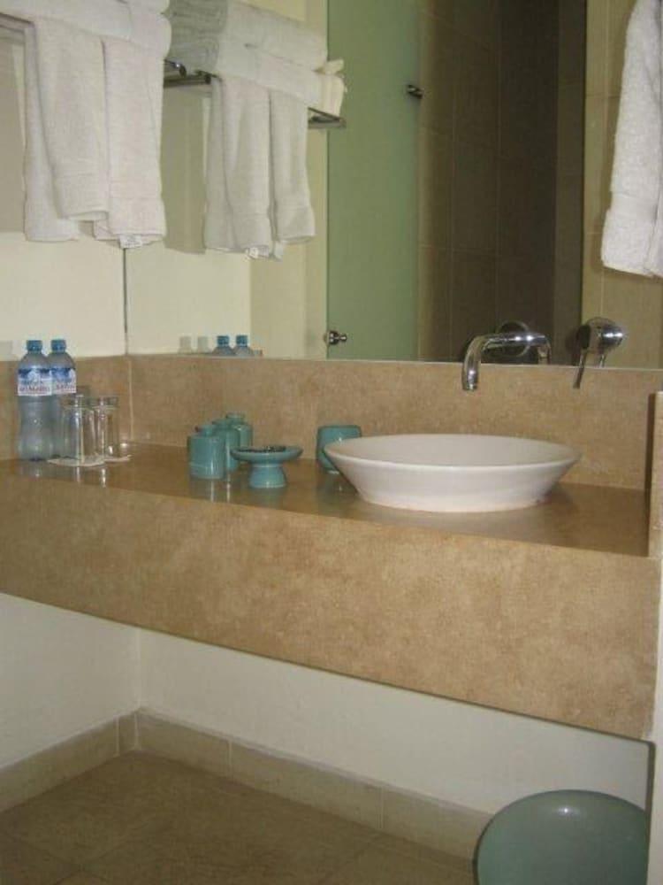 Bathroom Dco Suites Lounge & Spa