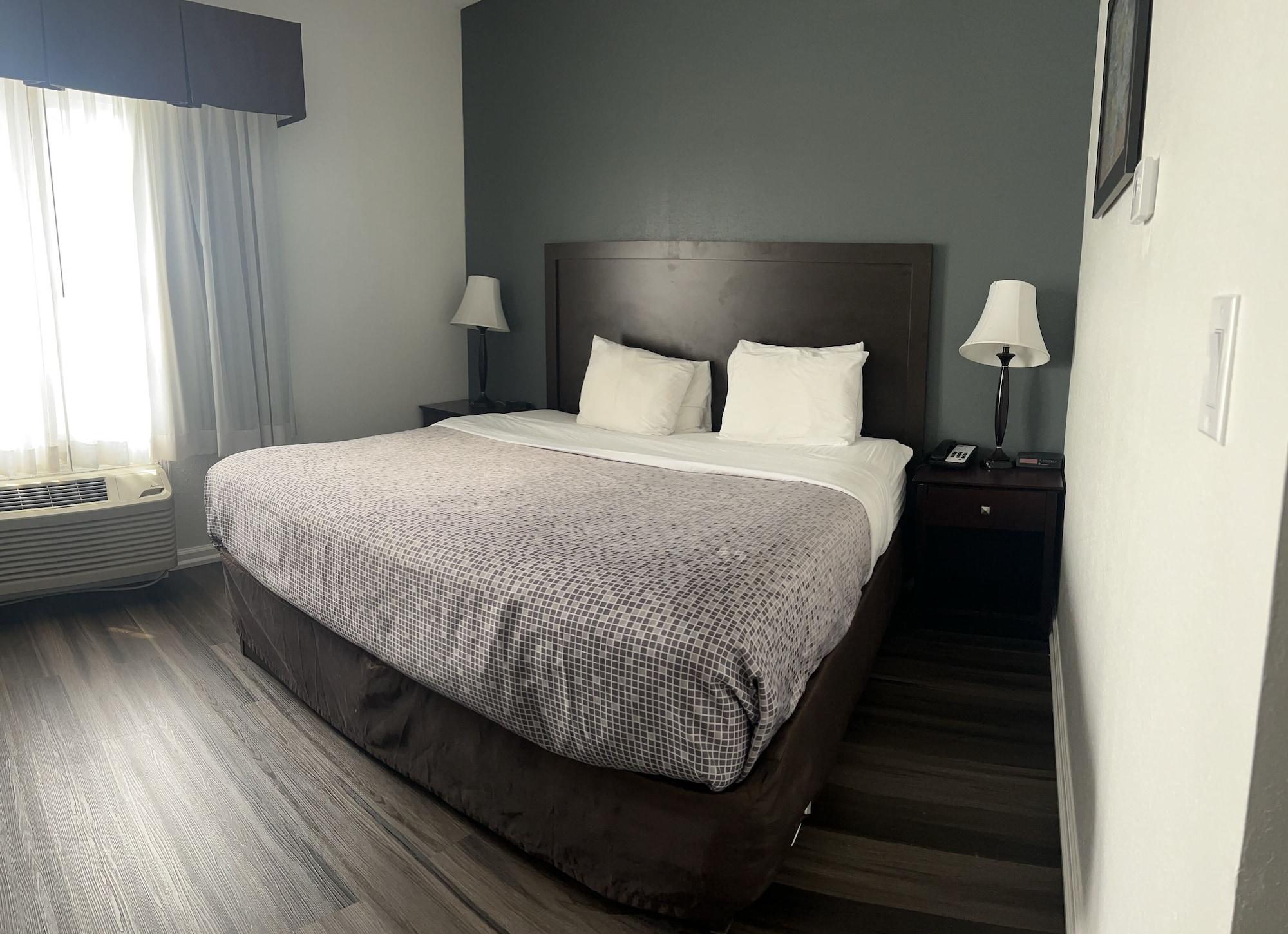 Varios Econo Lodge & Suites Grand Rapids Airport