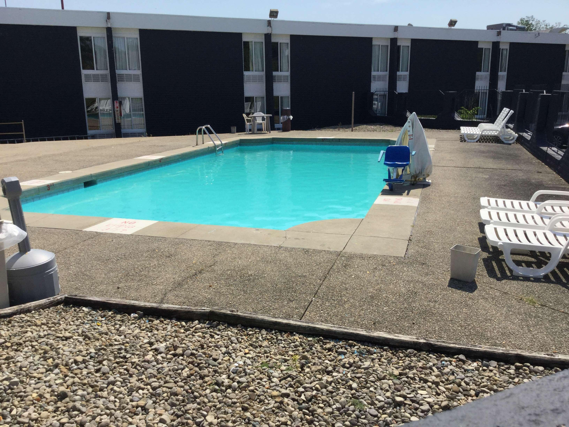 Vista Piscina Days Inn & Suites by Wyndham Cincinnati North
