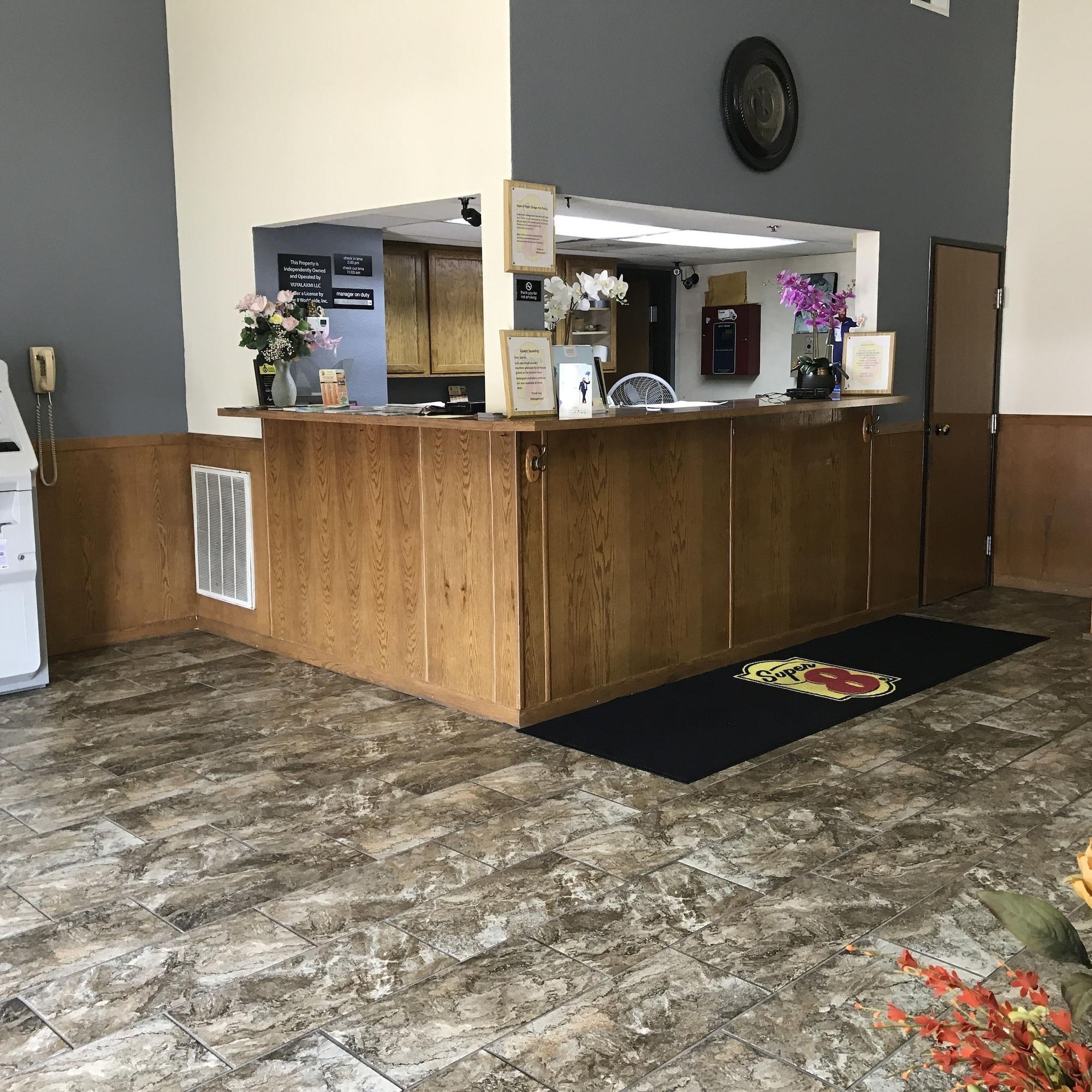 Vista Lobby Super 8 by Wyndham Omaha/West Dodge