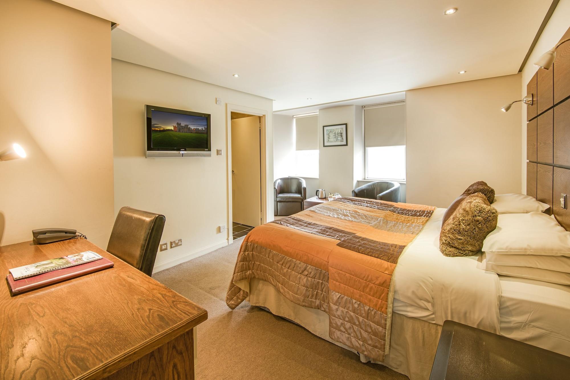 Varios Queens Head Hotel