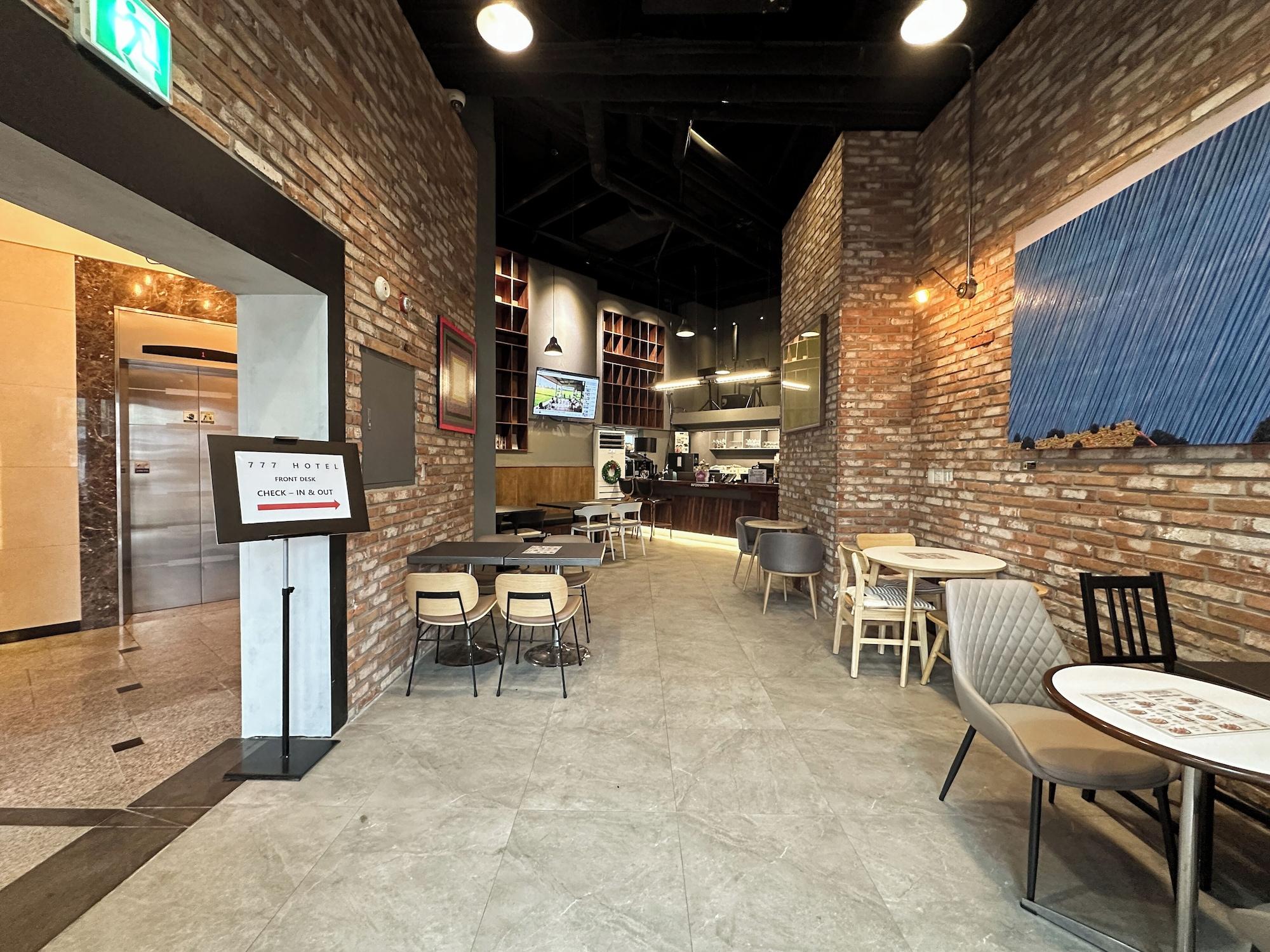 Restaurant Three Seven Hotel