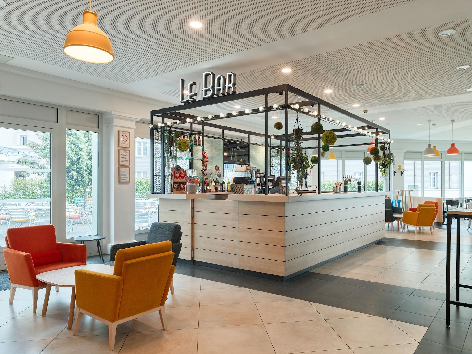 Bar/Salón B&B Hôtel près de Disneyland Paris