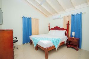 Alquiler Vacacional - King bed, fully A/C, pool, free washer/dryer, gym, filtered drinking water