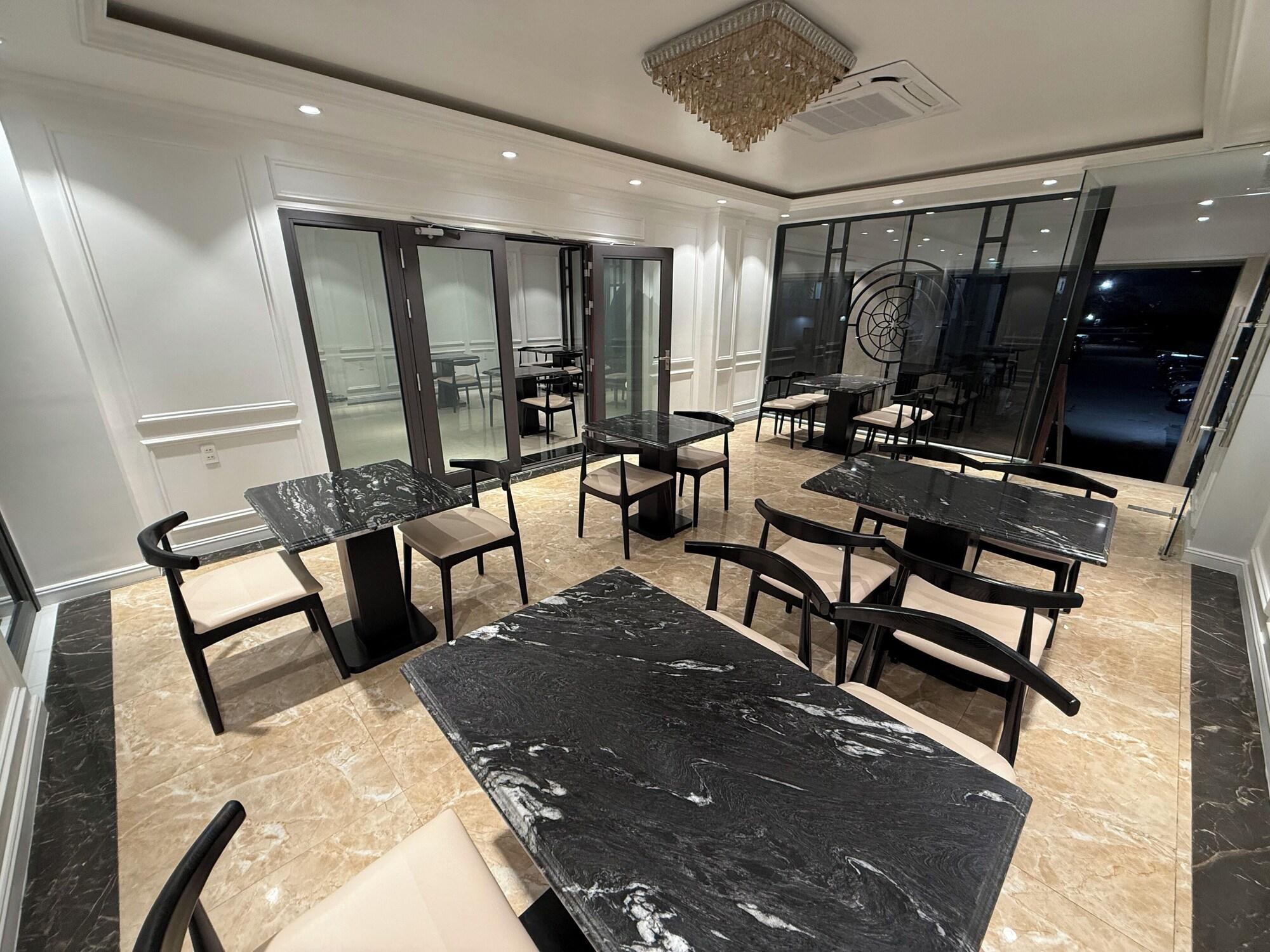 Restaurant The Nova Hotel & Apartment