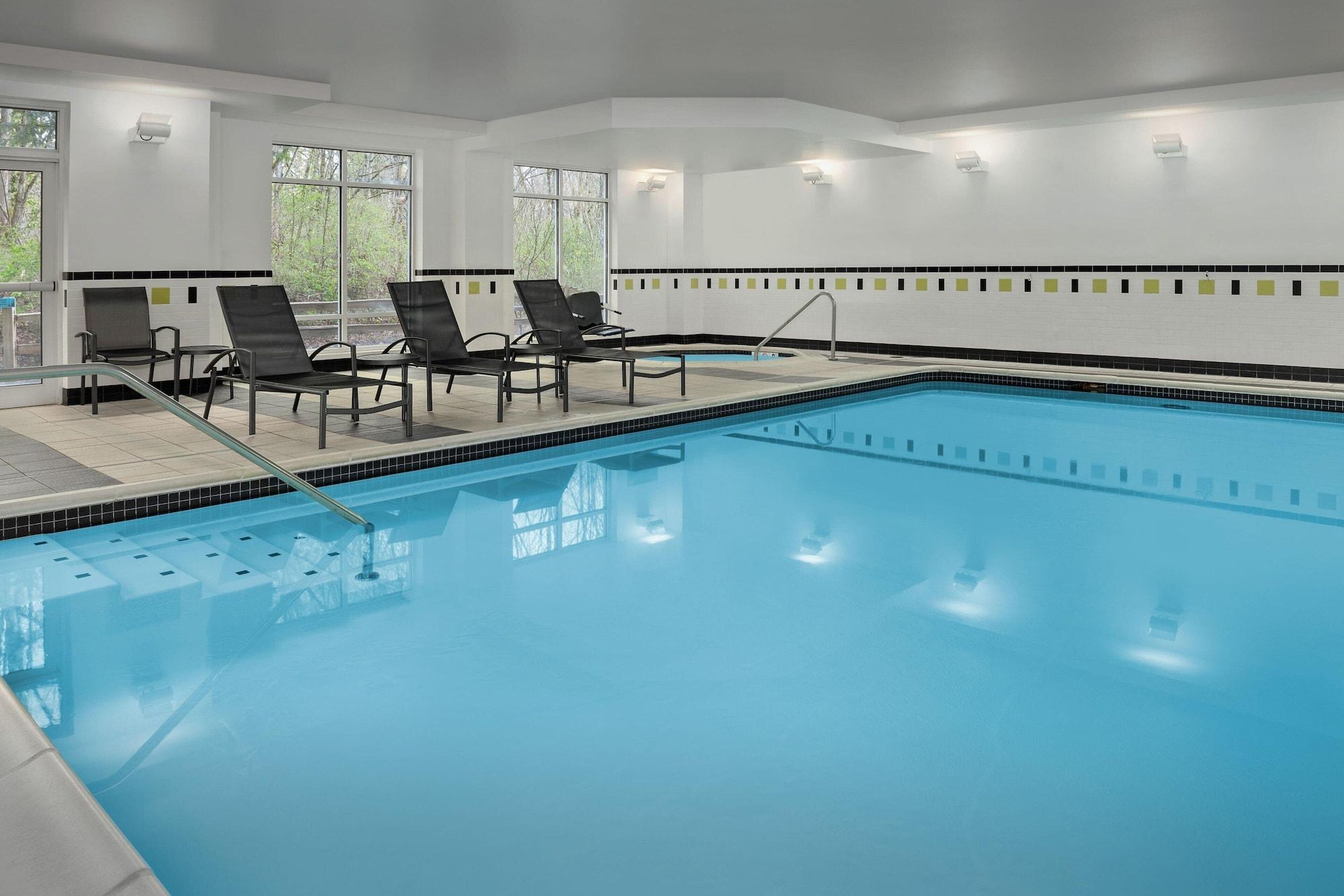 Vista Piscina Fairfield by Marriott Inn & Suites Tacoma Puyallup