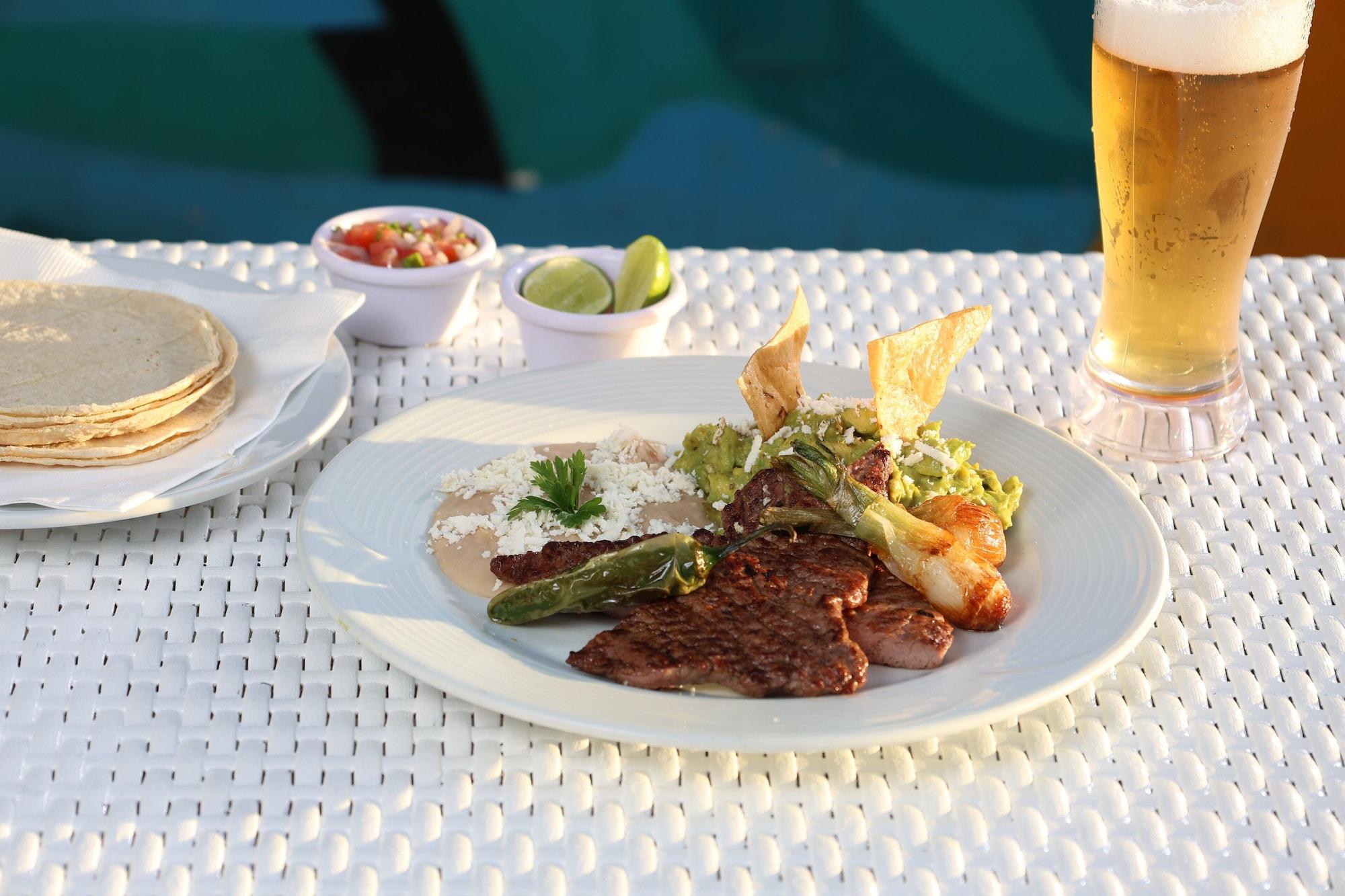 Restaurant Garner Hotel Mazatlan Beach by IHG