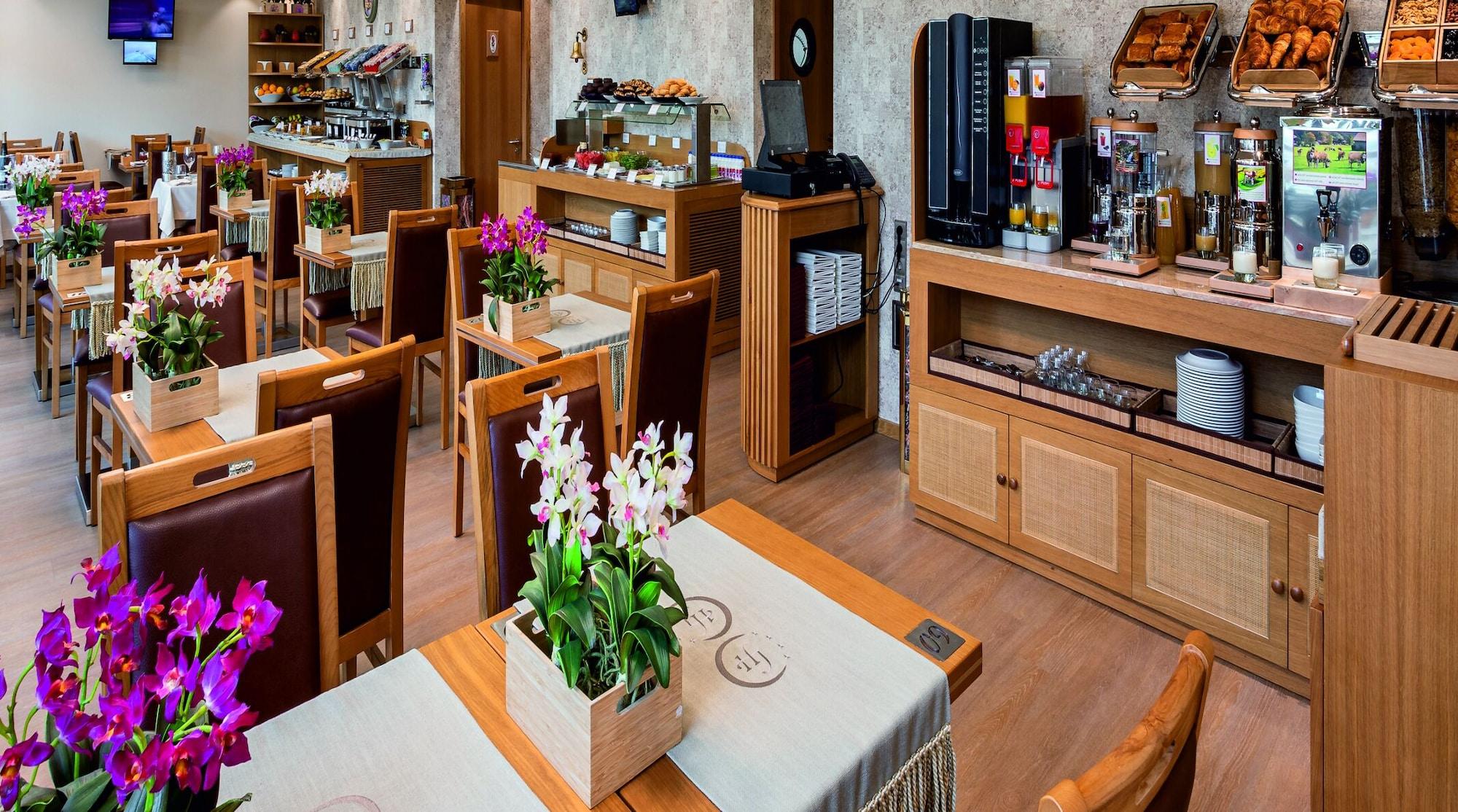 Restaurant Hotel Jaguar Oporto - Airport to Hotel and City Center and Vice-Versa is a Free and Continuous Shuttle Service from 7AM to 8PM