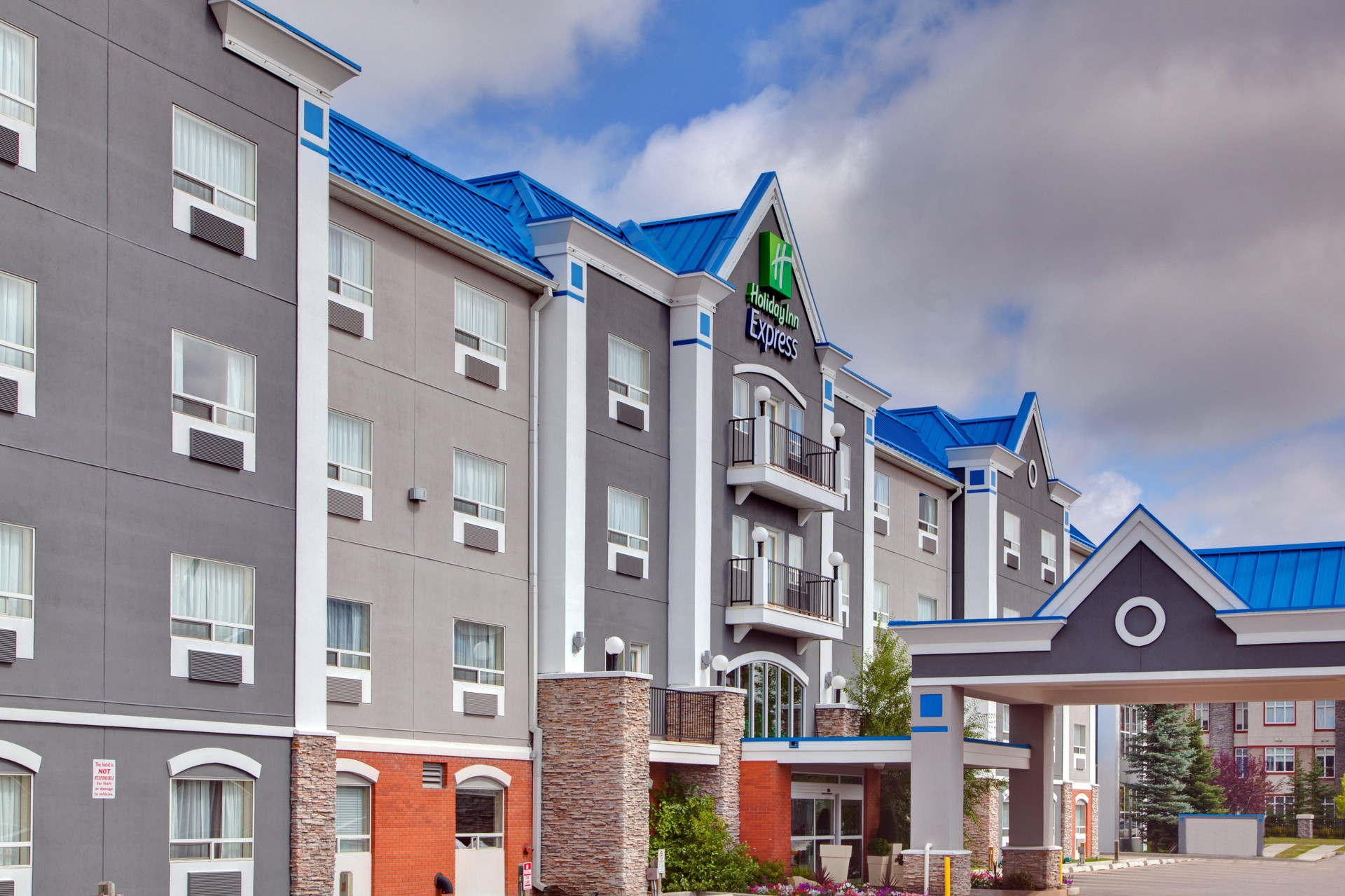 Vista Exterior Holiday Inn Express Hotel & Suites Calgary S-Macleod Trail S by IHG