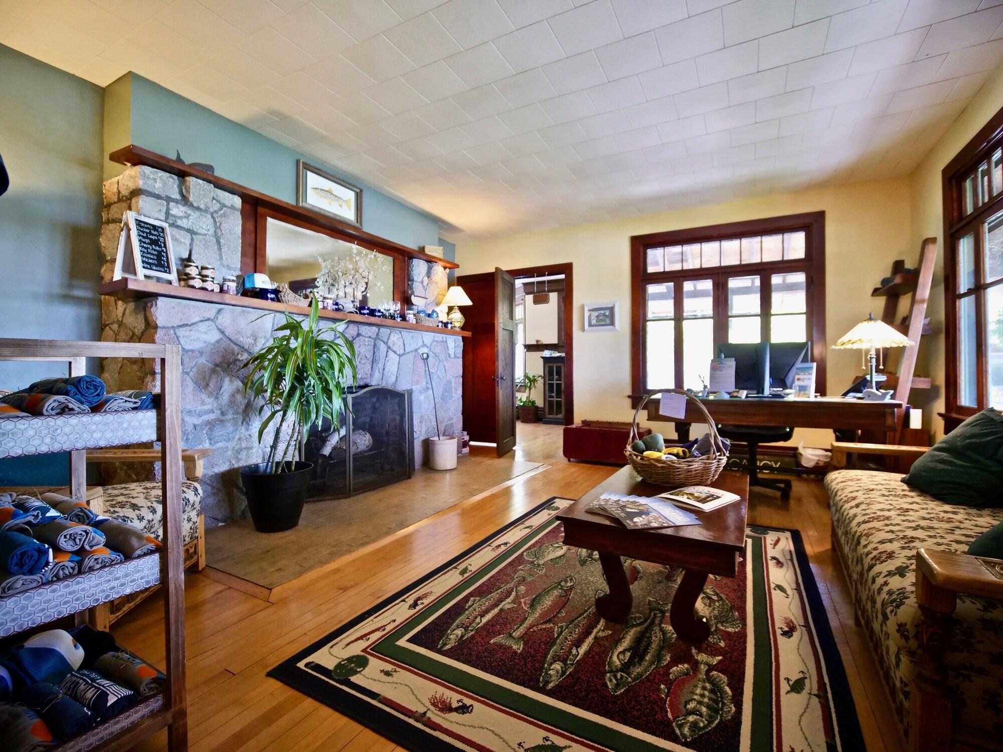 Vista Lobby Whaleback Inn