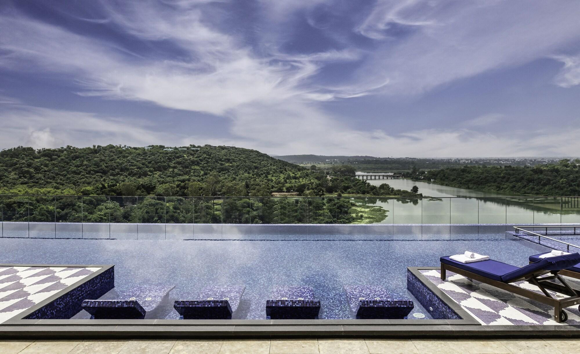 Vista Piscina Taj Lakefront Bhopal