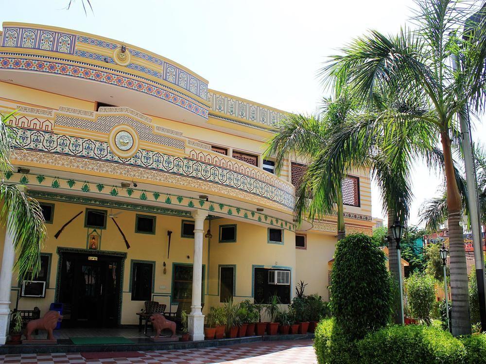 Vista Exterior OYO 1995 Hotel Nirwana