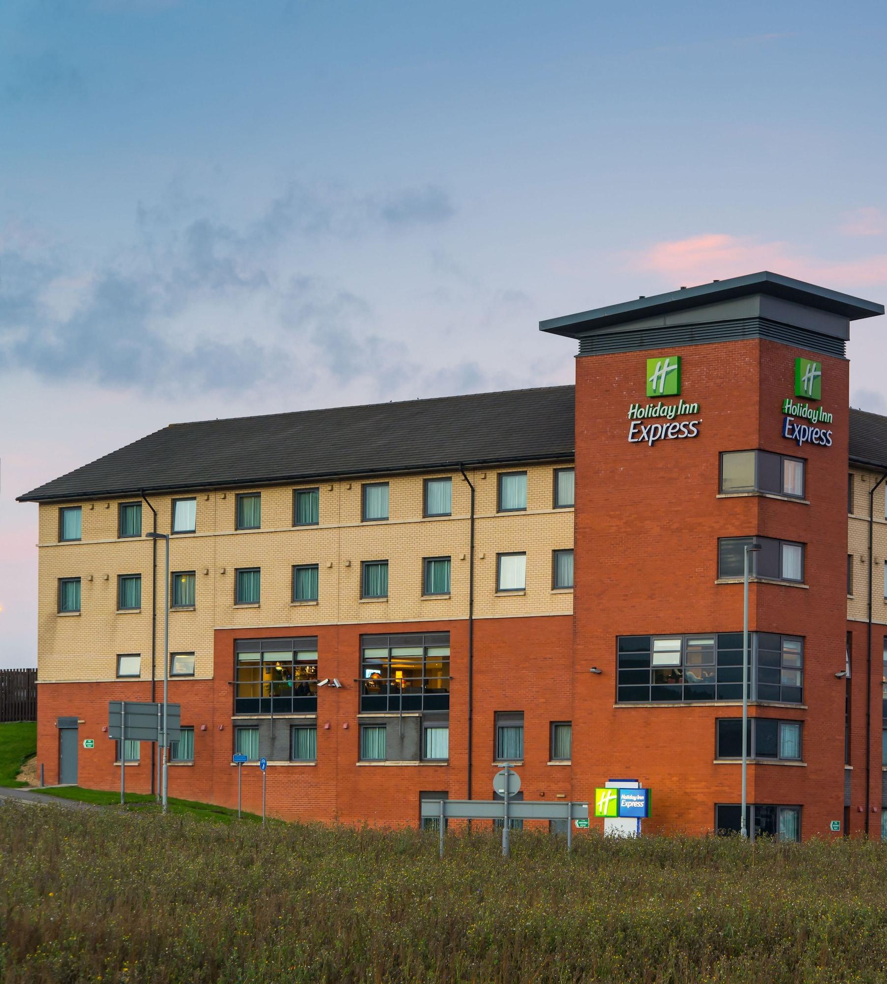 Vista Exterior Holiday Inn Express London Luton Airport by IHG