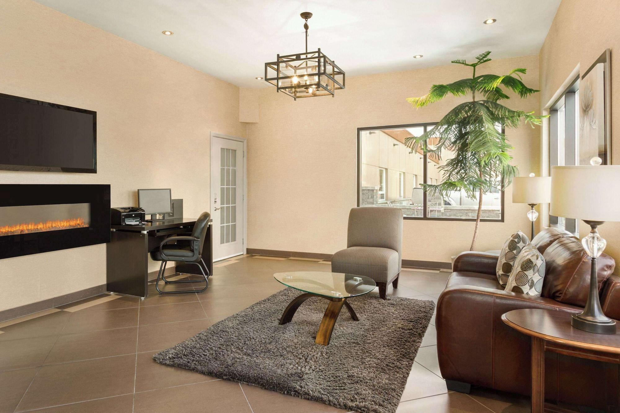 Vista Lobby Travelodge by Wyndham Simcoe