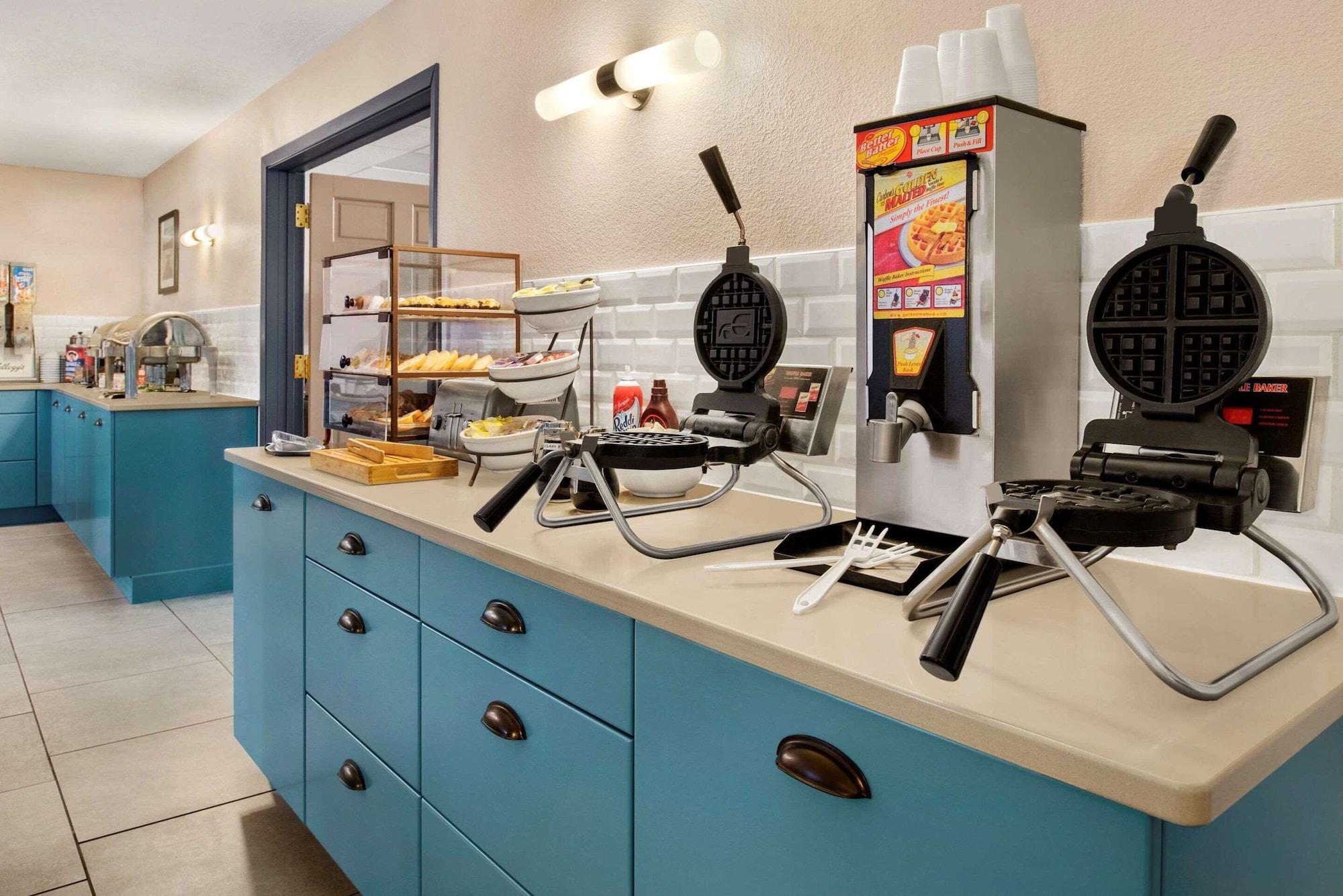 Restaurant Country Inn & Suites by Radisson, Decorah, IA