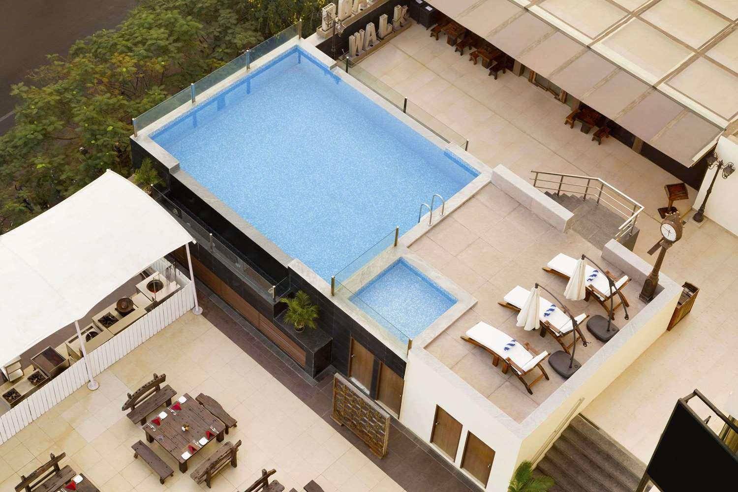 Vista Piscina Ramada by Wyndham Chennai Egmore
