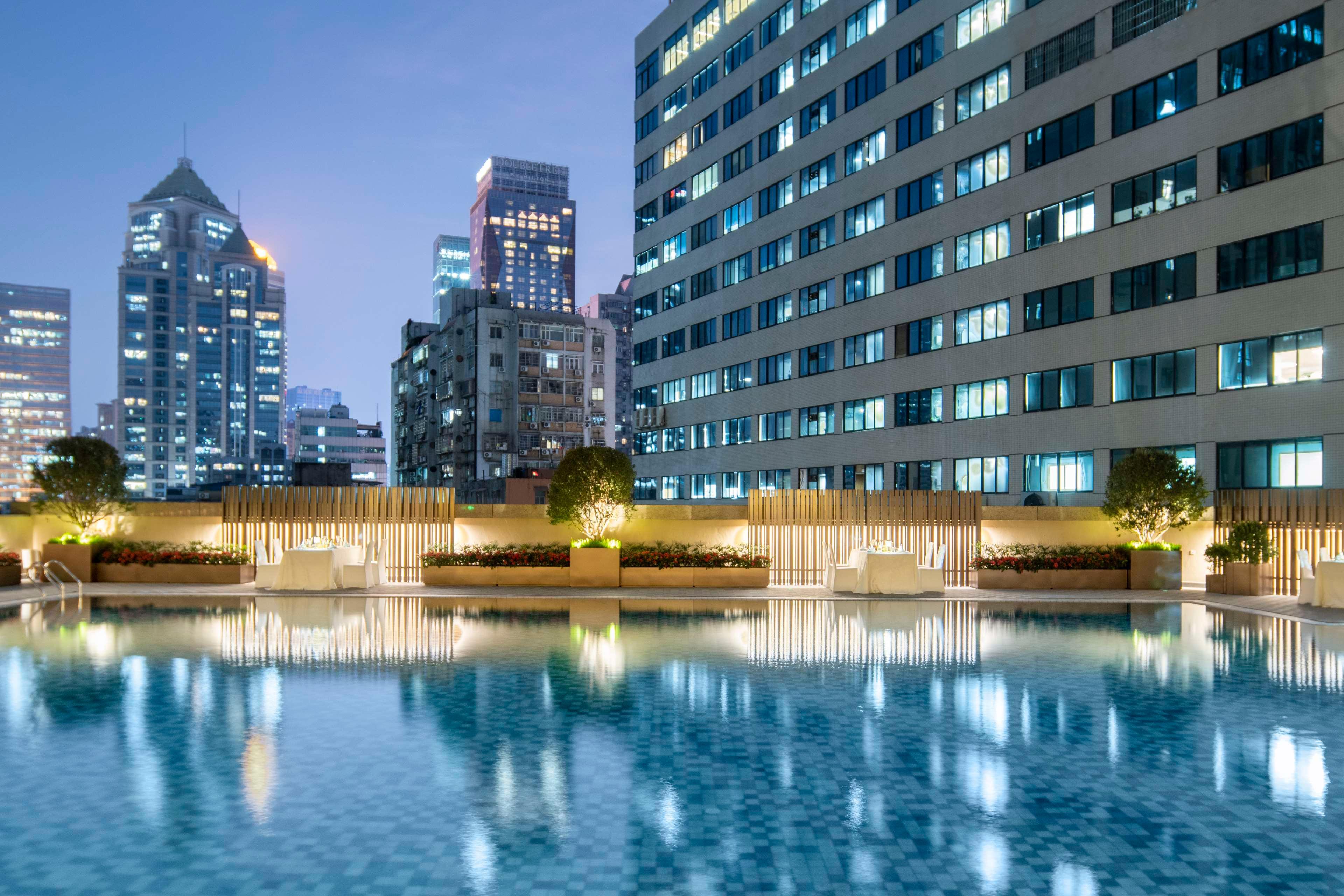 Vista Piscina Yuexiu Hotel Guangzhou, Curio Collection by Hilton