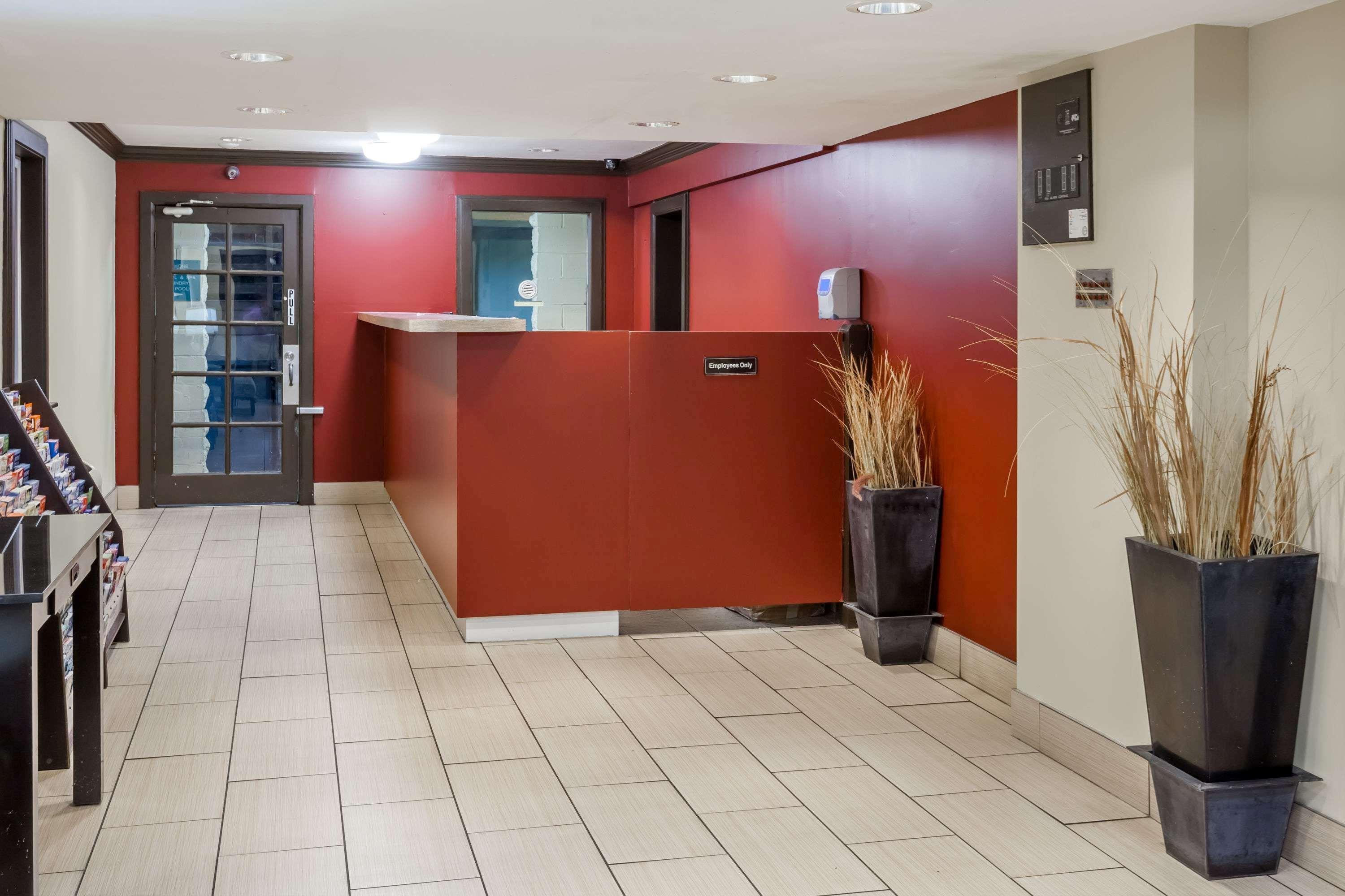 Vista Lobby Howard Johnson by Wyndham San Diego Hotel Circle