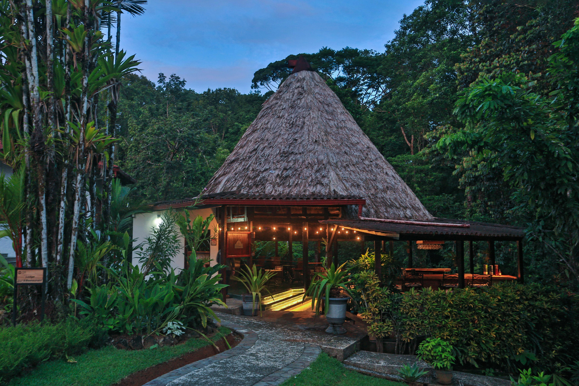 Bar/Salón Corcovado Wilderness Lodge by Scp