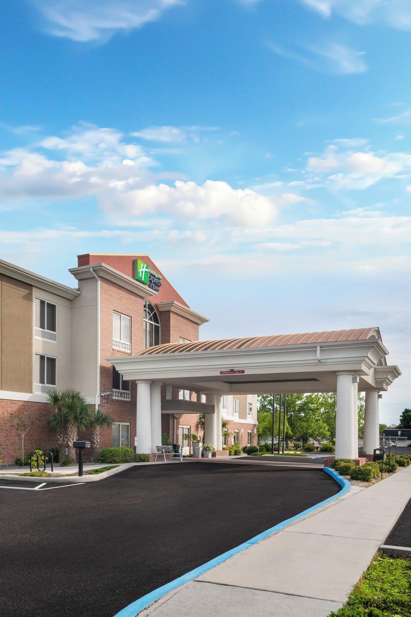 Vista Exterior Holiday Inn Express & Suites Spring Hill by IHG