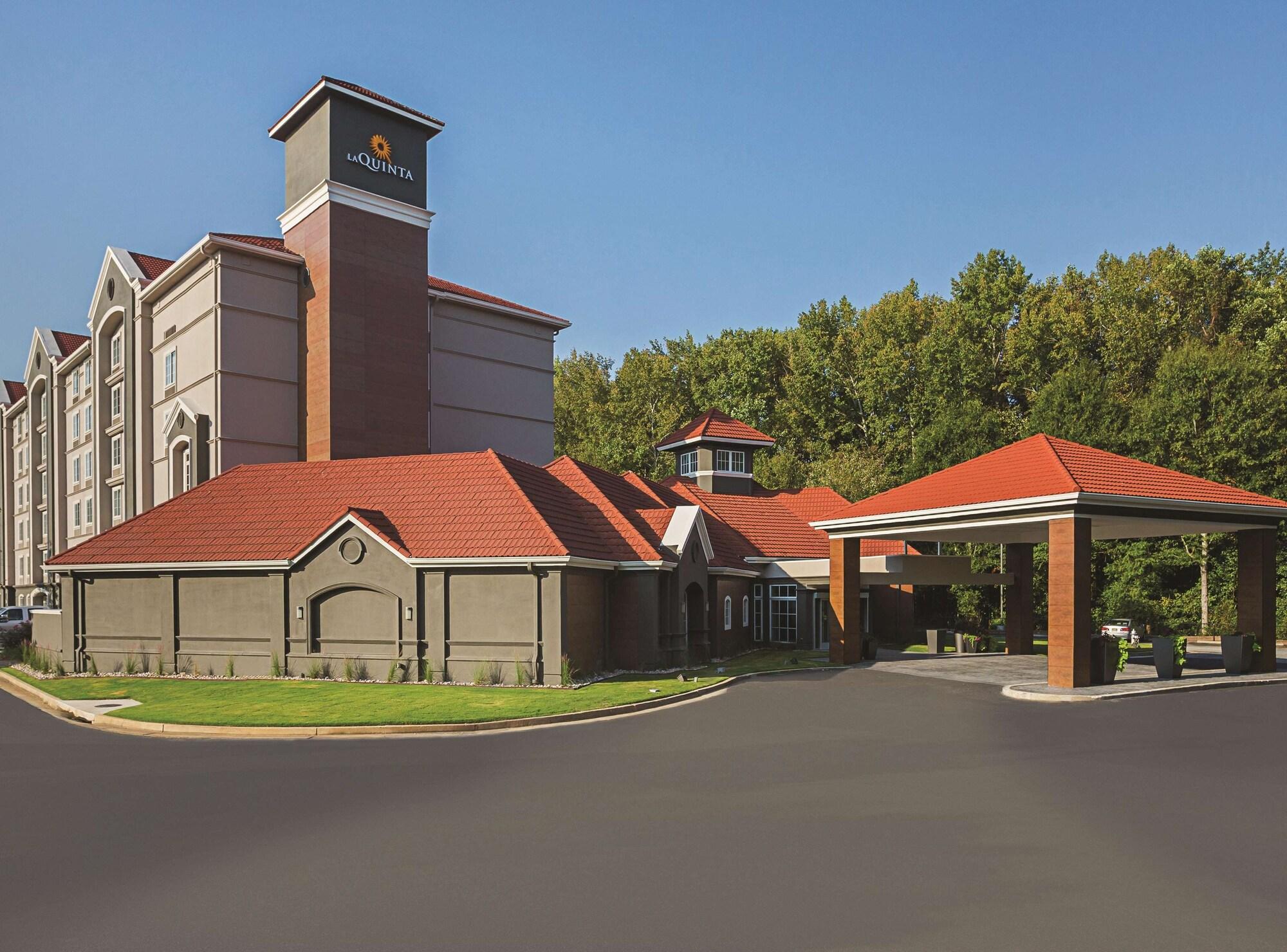 Vista Exterior La Quinta Inn & Suites by Wyndham Atlanta Alpharetta