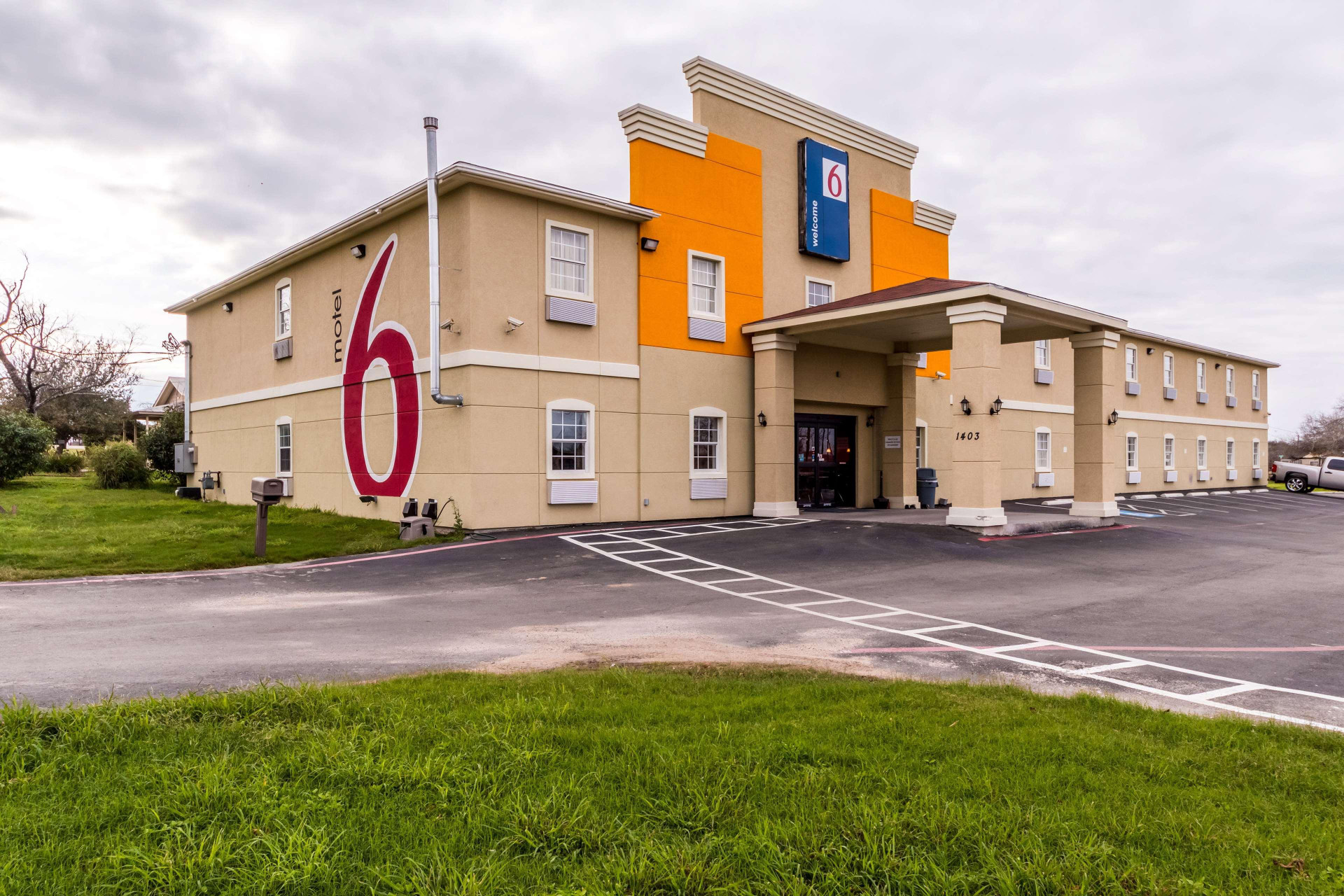 Vista Exterior Motel 6 Jourdanton, TX